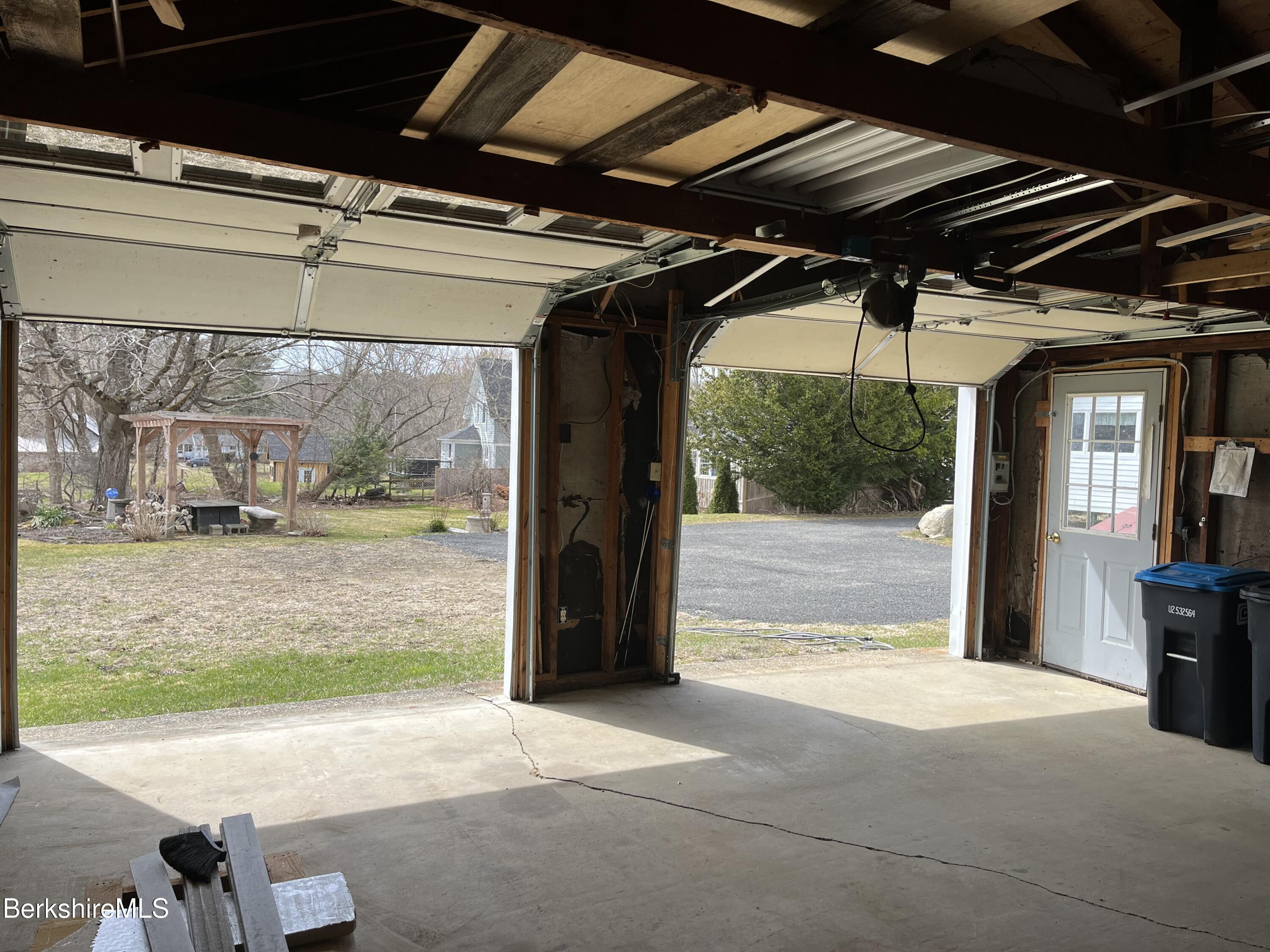 Pittsfield, Massachusetts 01201, United States, 2 Bedrooms Bedrooms, ,3 BathroomsBathrooms,Residential,Active,101026