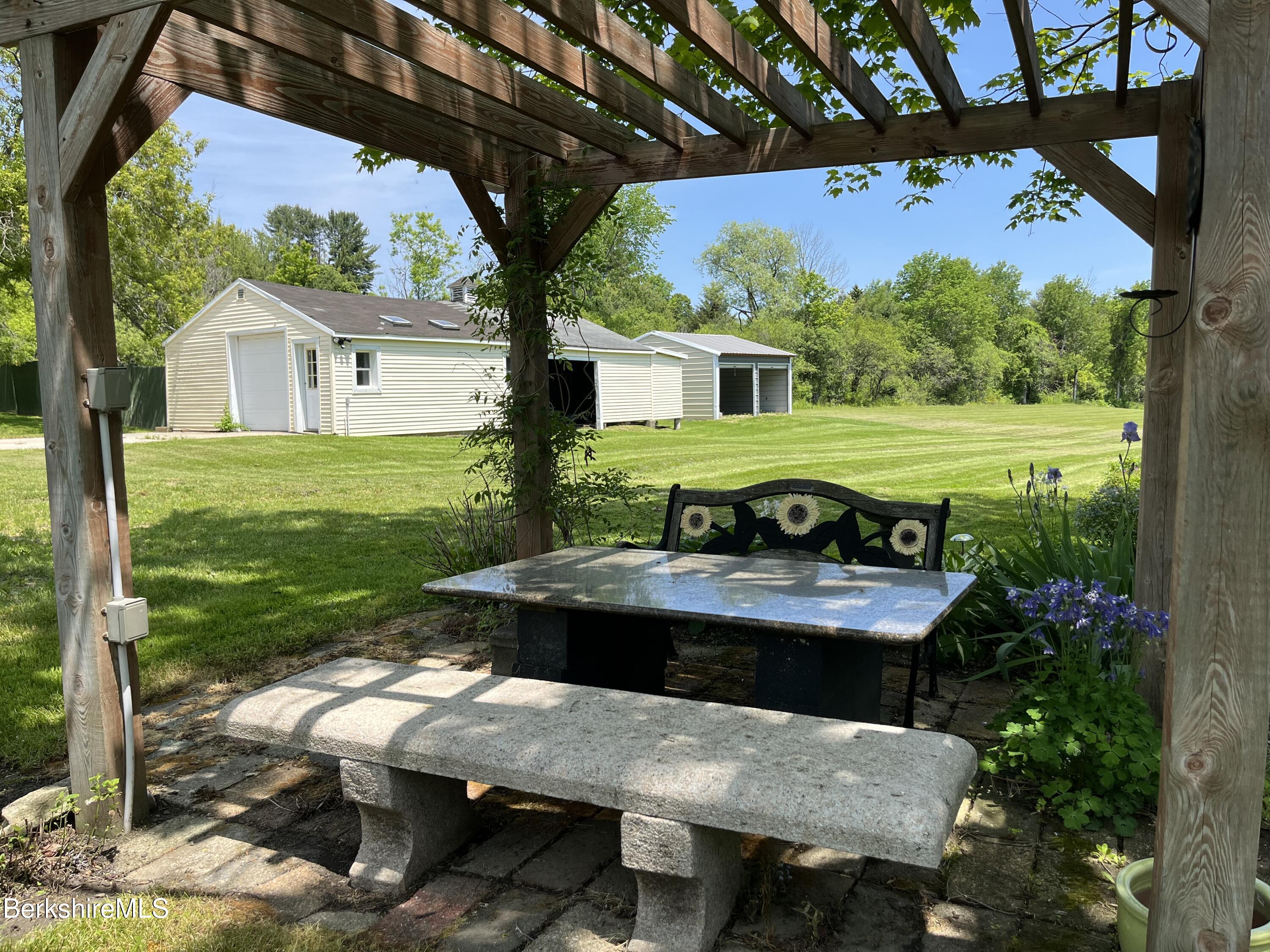 Pittsfield, Massachusetts 01201, United States, 2 Bedrooms Bedrooms, ,3 BathroomsBathrooms,Residential,Active,101026