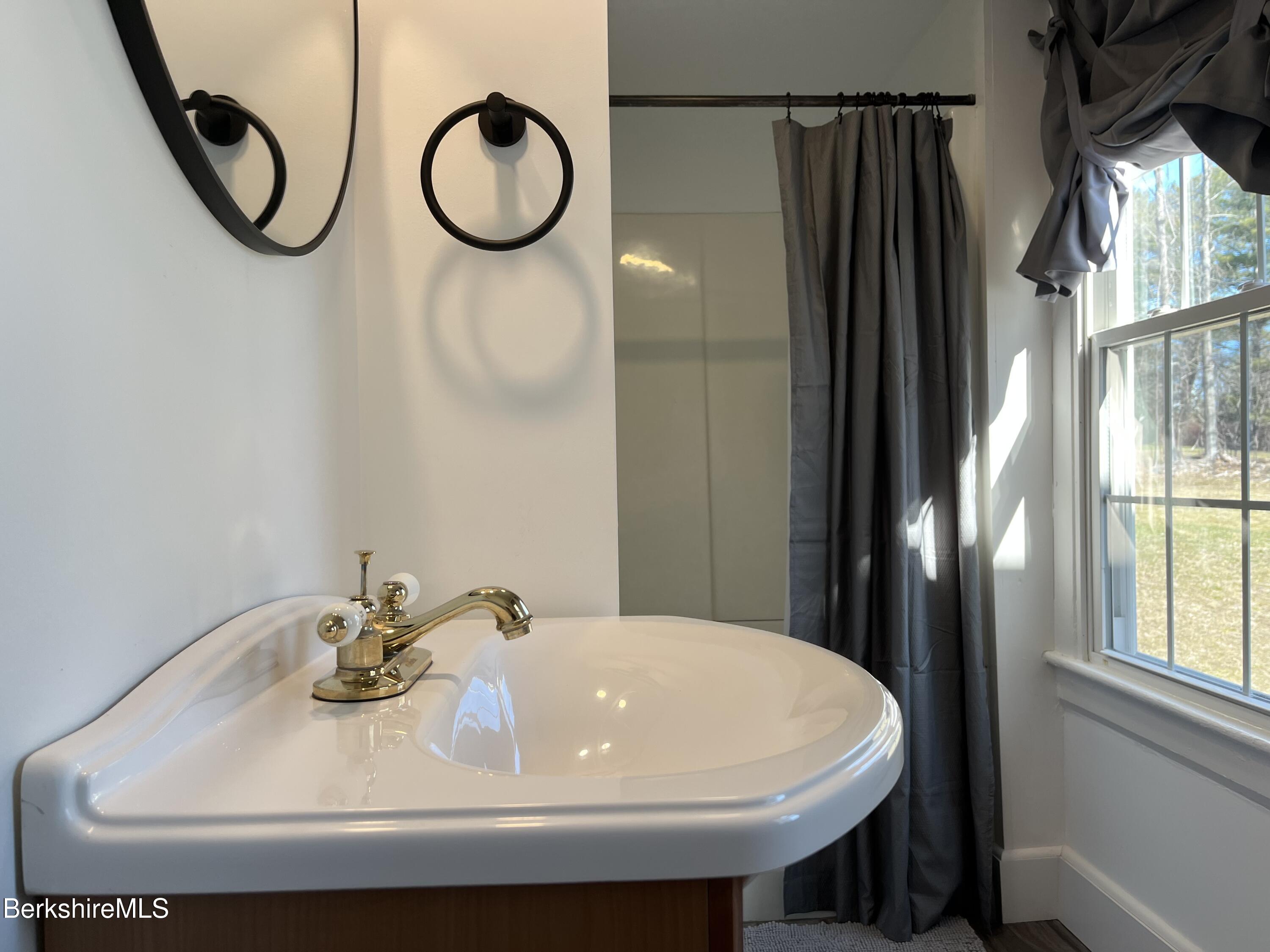 Pittsfield, Massachusetts 01201, United States, 2 Bedrooms Bedrooms, ,3 BathroomsBathrooms,Residential,Active,101026