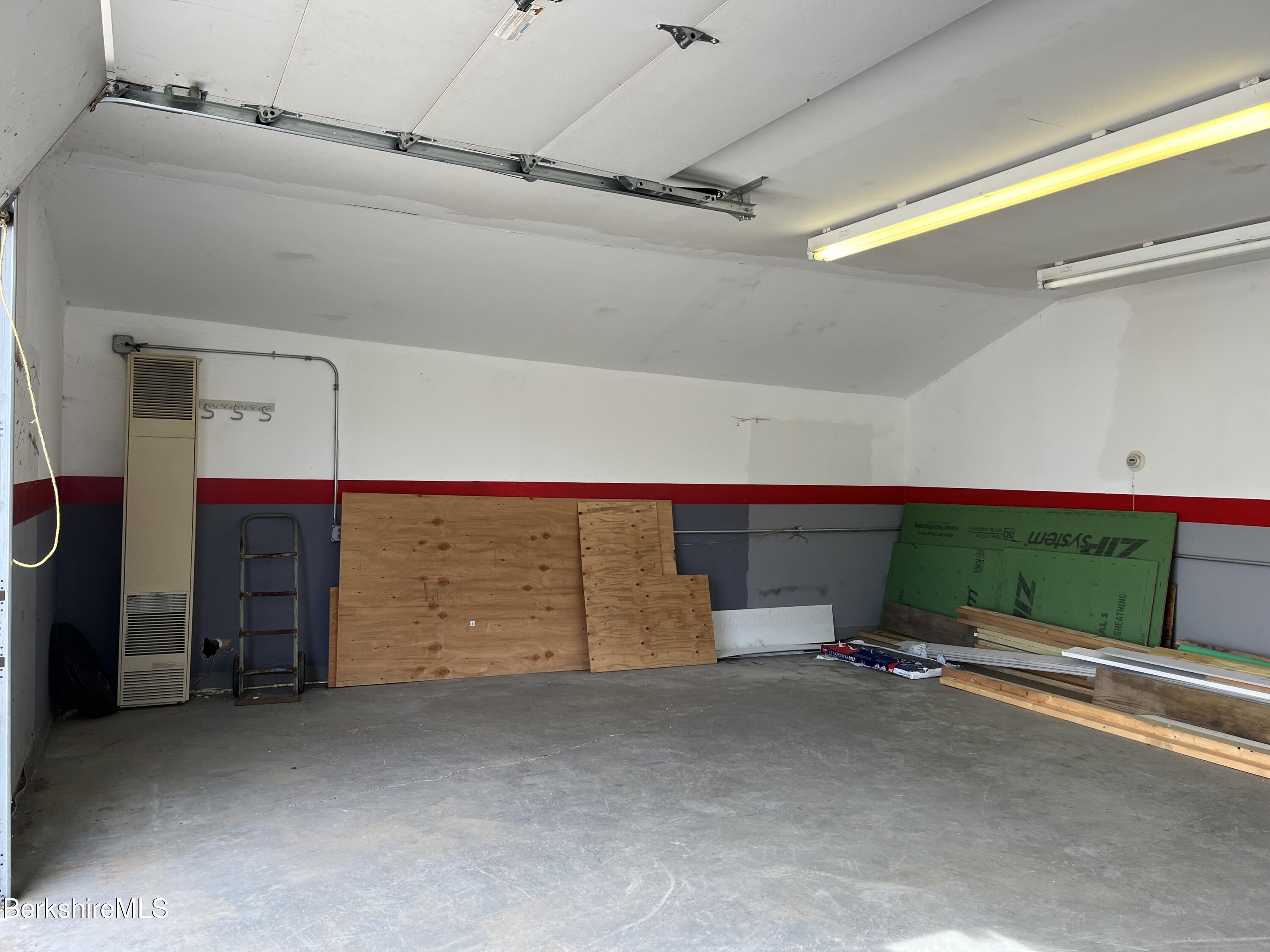 Pittsfield, Massachusetts 01201, United States, 2 Bedrooms Bedrooms, ,3 BathroomsBathrooms,Residential,Active,101026