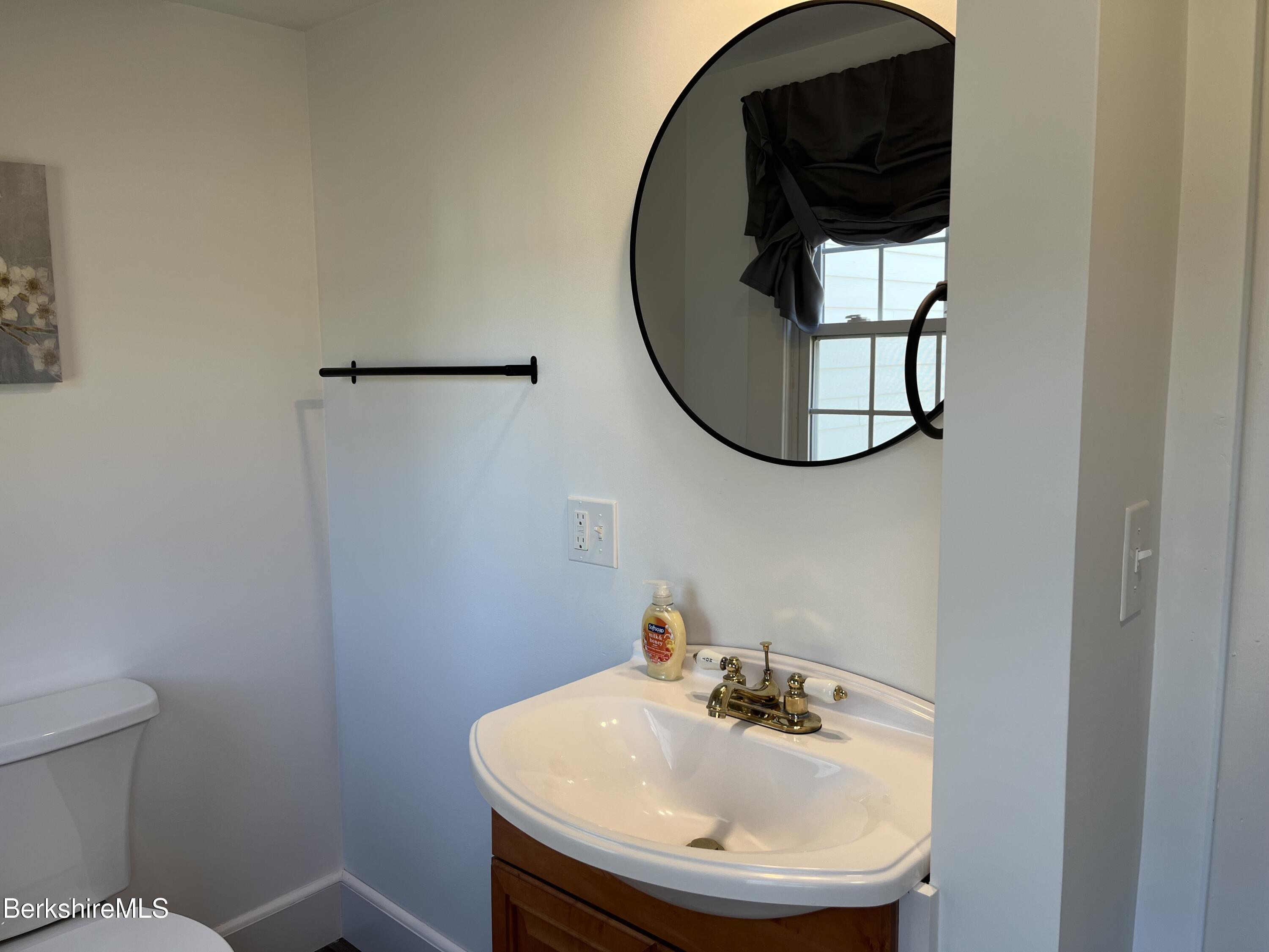 Pittsfield, Massachusetts 01201, United States, 2 Bedrooms Bedrooms, ,3 BathroomsBathrooms,Residential,Active,101026