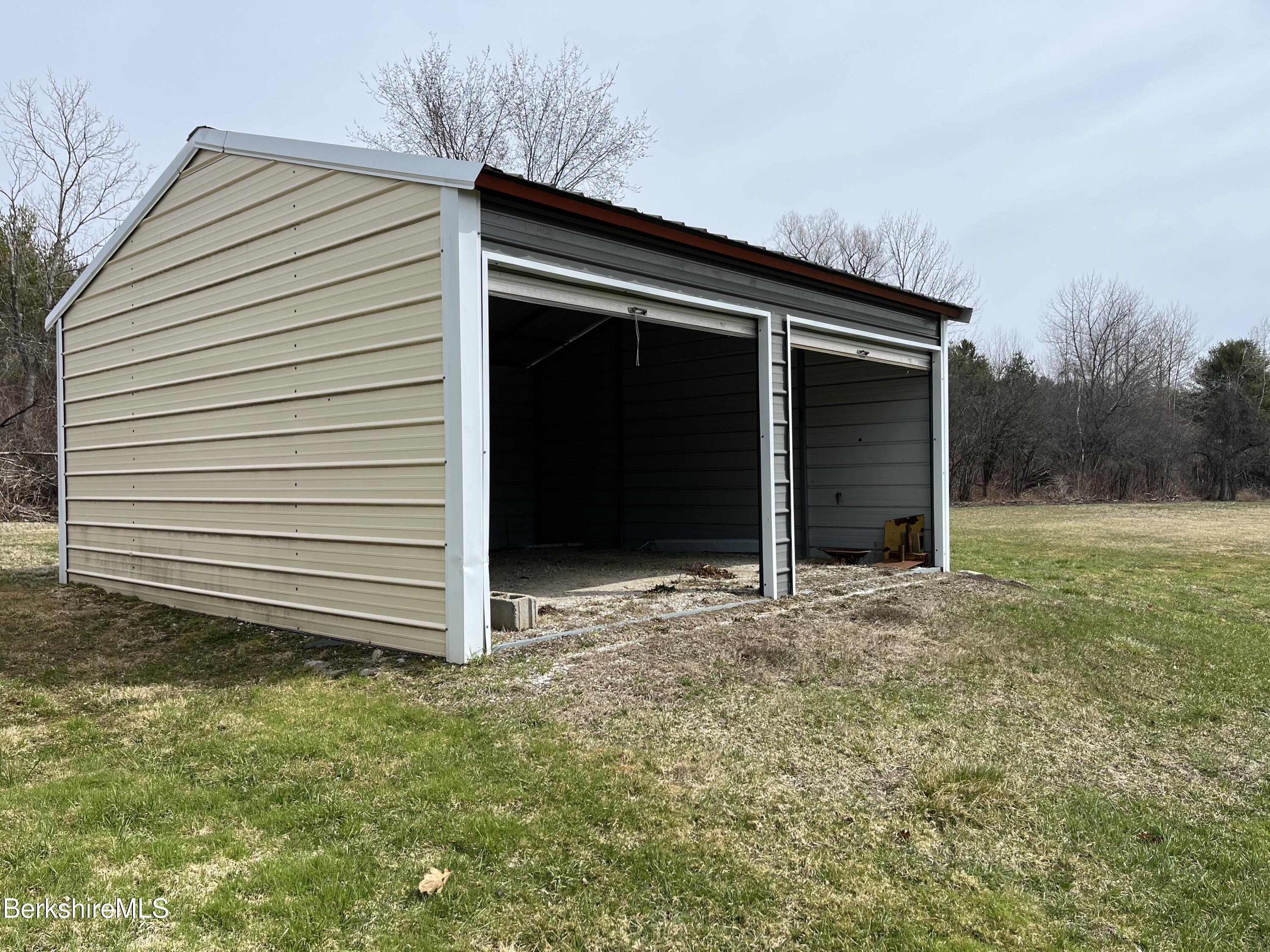 Pittsfield, Massachusetts 01201, United States, 2 Bedrooms Bedrooms, ,3 BathroomsBathrooms,Residential,Active,101026