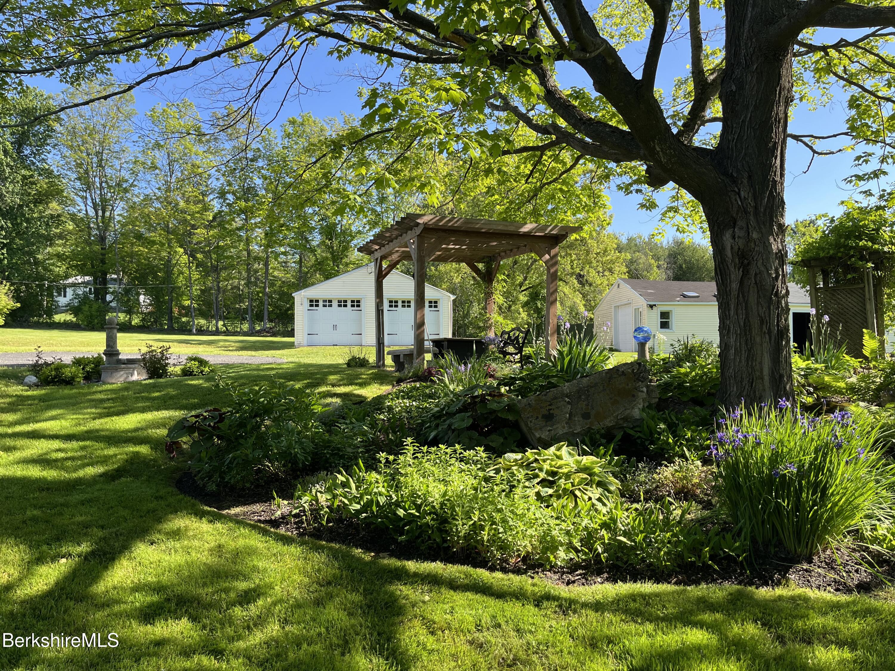 Pittsfield, Massachusetts 01201, United States, 2 Bedrooms Bedrooms, ,3 BathroomsBathrooms,Residential,Active,101026