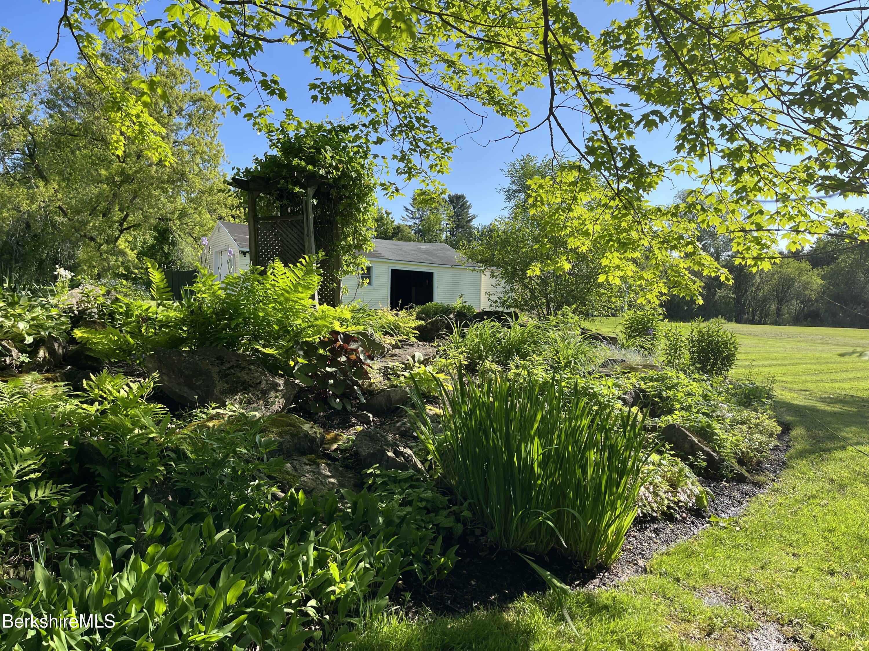 Pittsfield, Massachusetts 01201, United States, 2 Bedrooms Bedrooms, ,3 BathroomsBathrooms,Residential,Active,101026