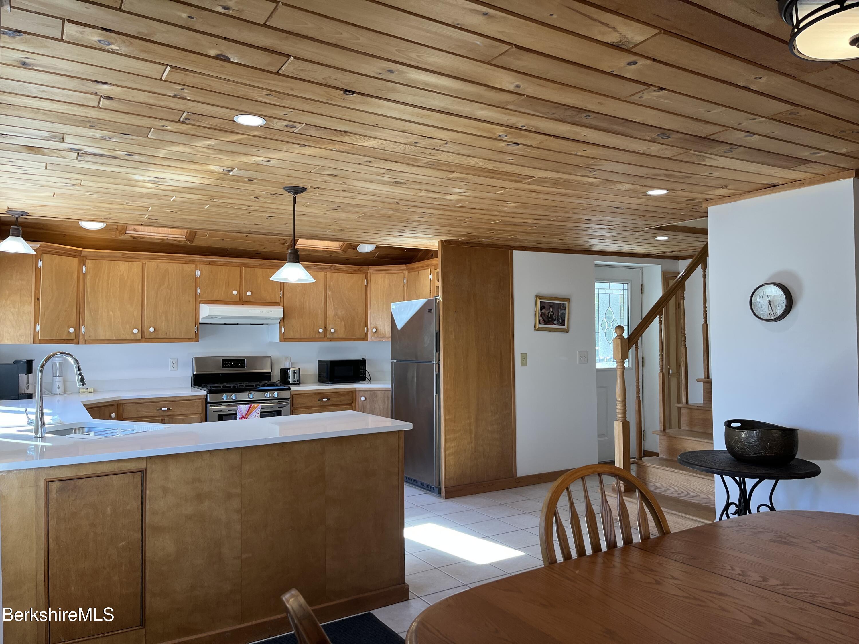 Pittsfield, Massachusetts 01201, United States, 2 Bedrooms Bedrooms, ,3 BathroomsBathrooms,Residential,Active,101026