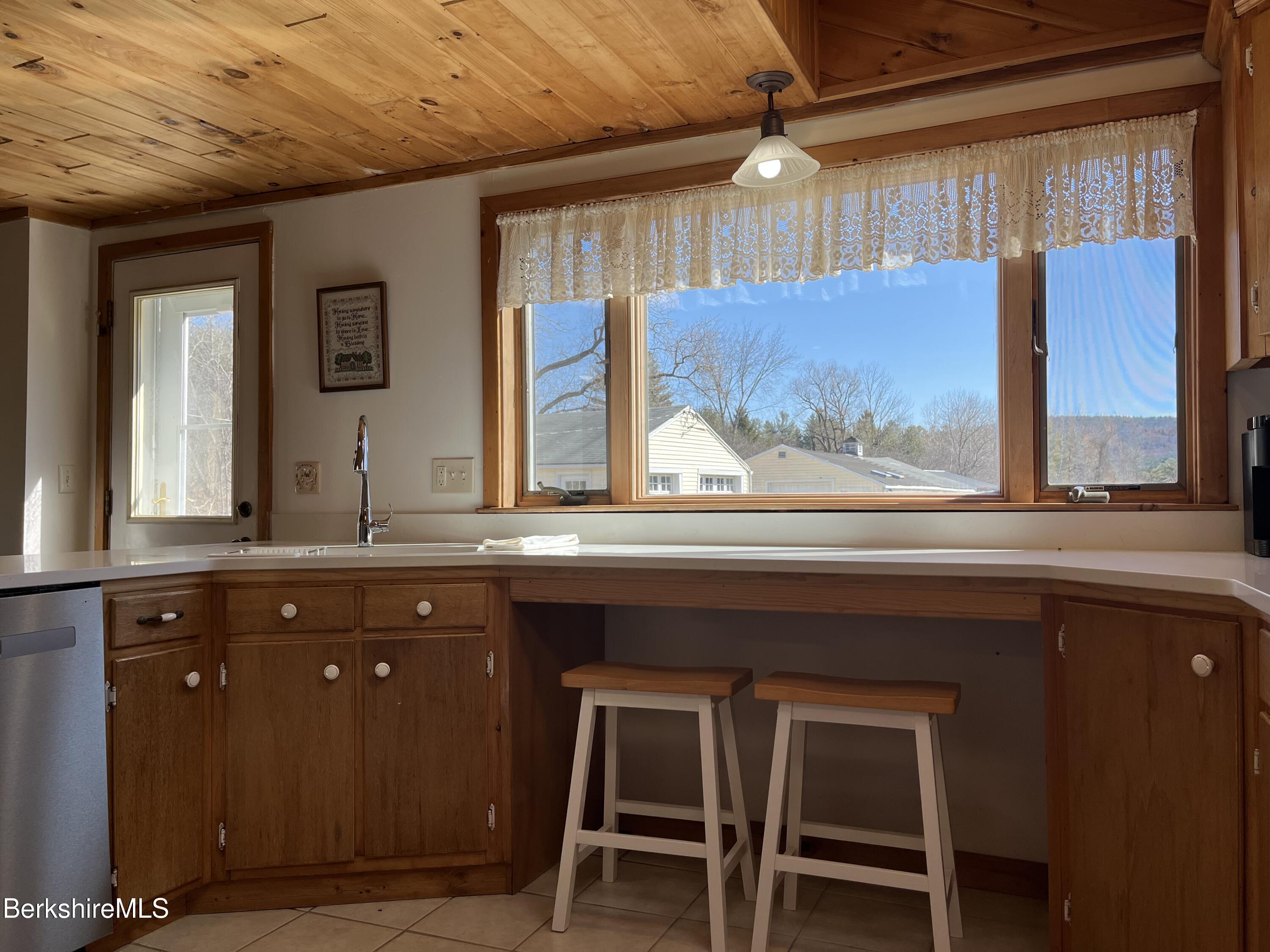 Pittsfield, Massachusetts 01201, United States, 2 Bedrooms Bedrooms, ,3 BathroomsBathrooms,Residential,Active,101026