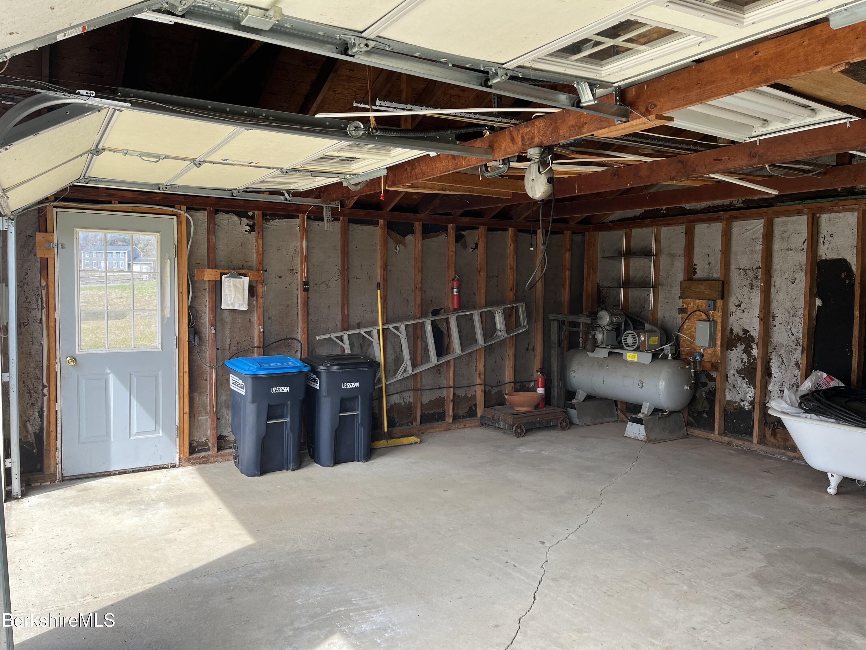 Pittsfield, Massachusetts 01201, United States, 2 Bedrooms Bedrooms, ,3 BathroomsBathrooms,Residential,Active,101026