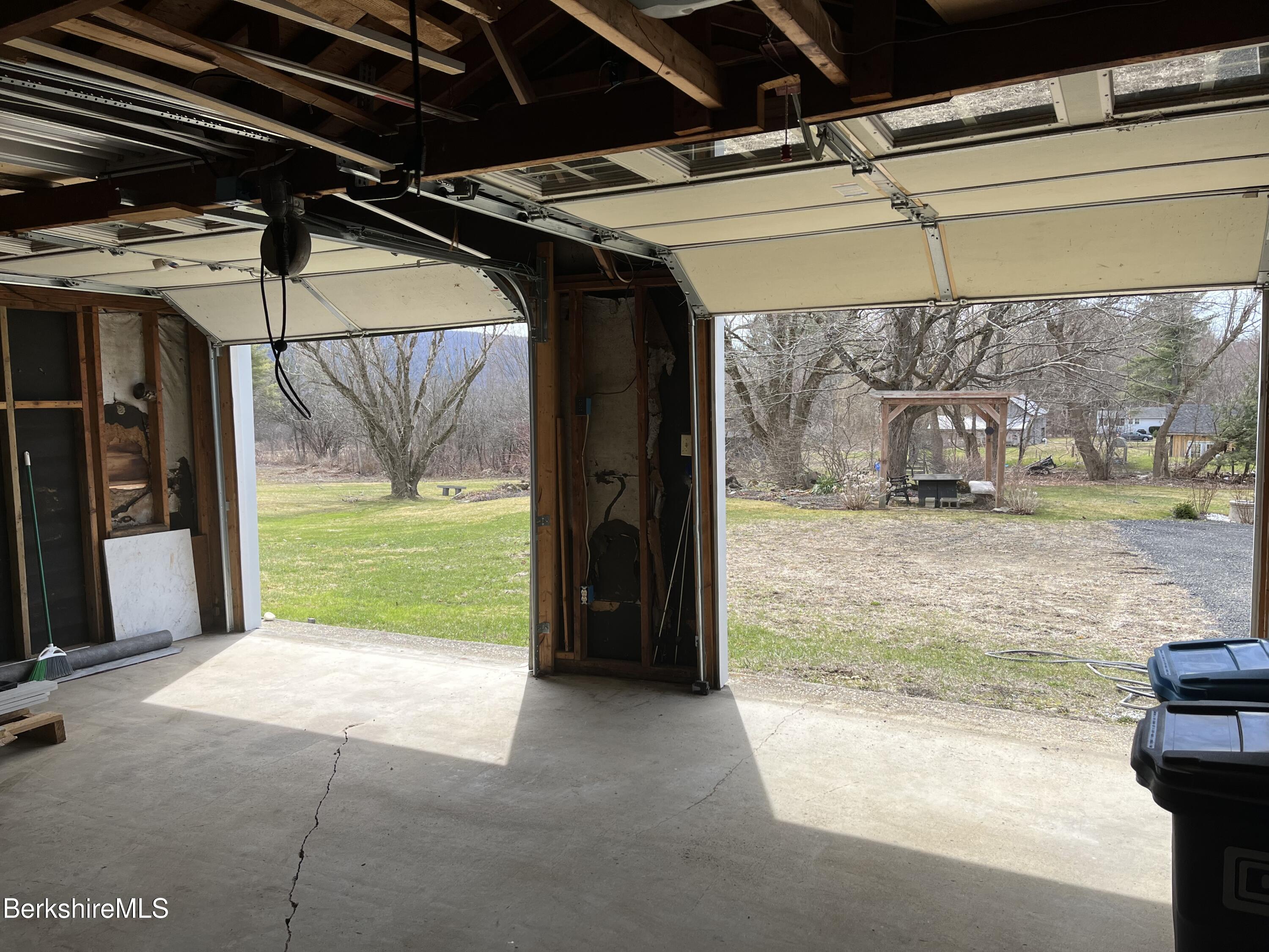 Pittsfield, Massachusetts 01201, United States, 2 Bedrooms Bedrooms, ,3 BathroomsBathrooms,Residential,Active,101026