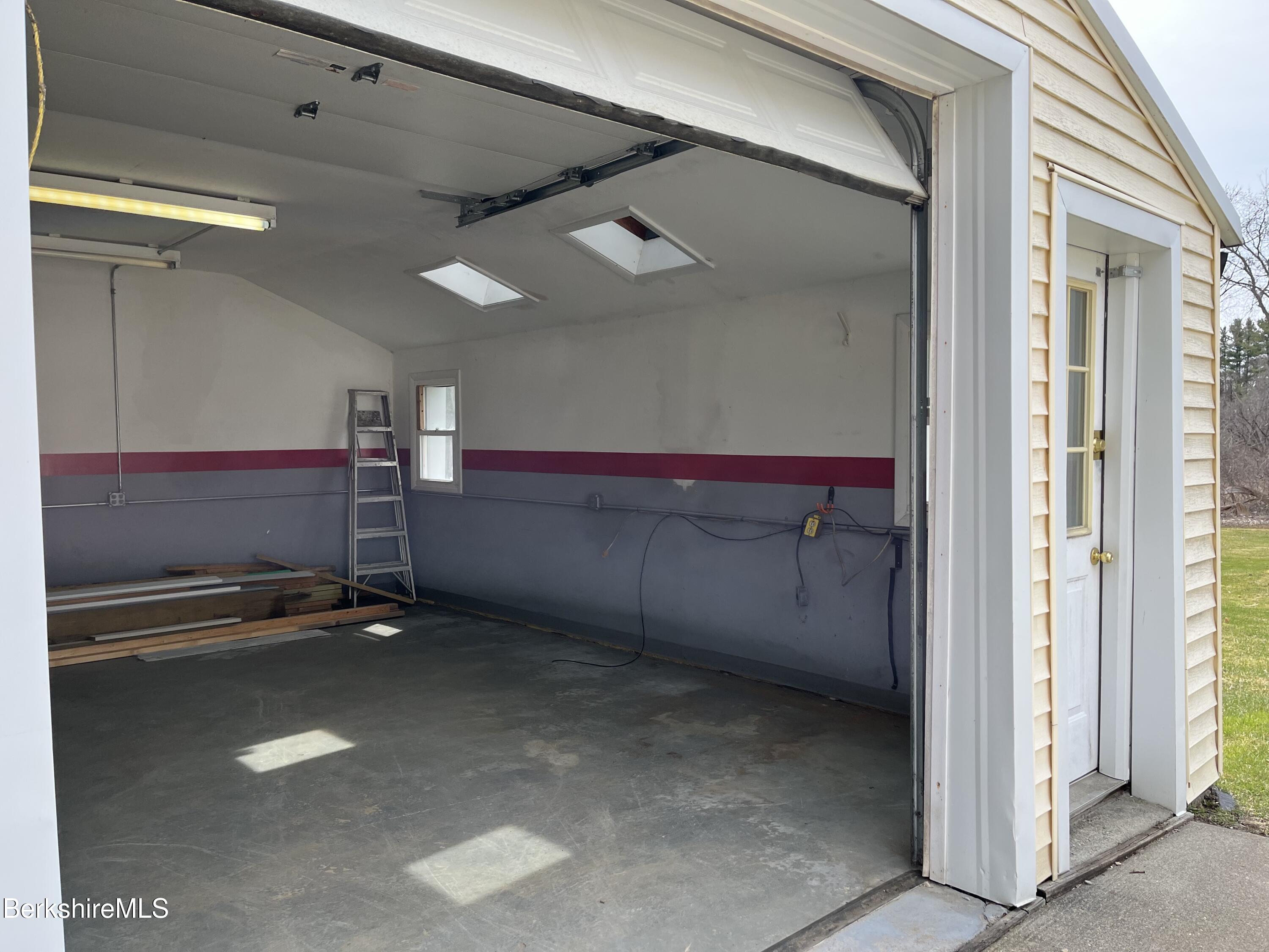 Pittsfield, Massachusetts 01201, United States, 2 Bedrooms Bedrooms, ,3 BathroomsBathrooms,Residential,Active,101026