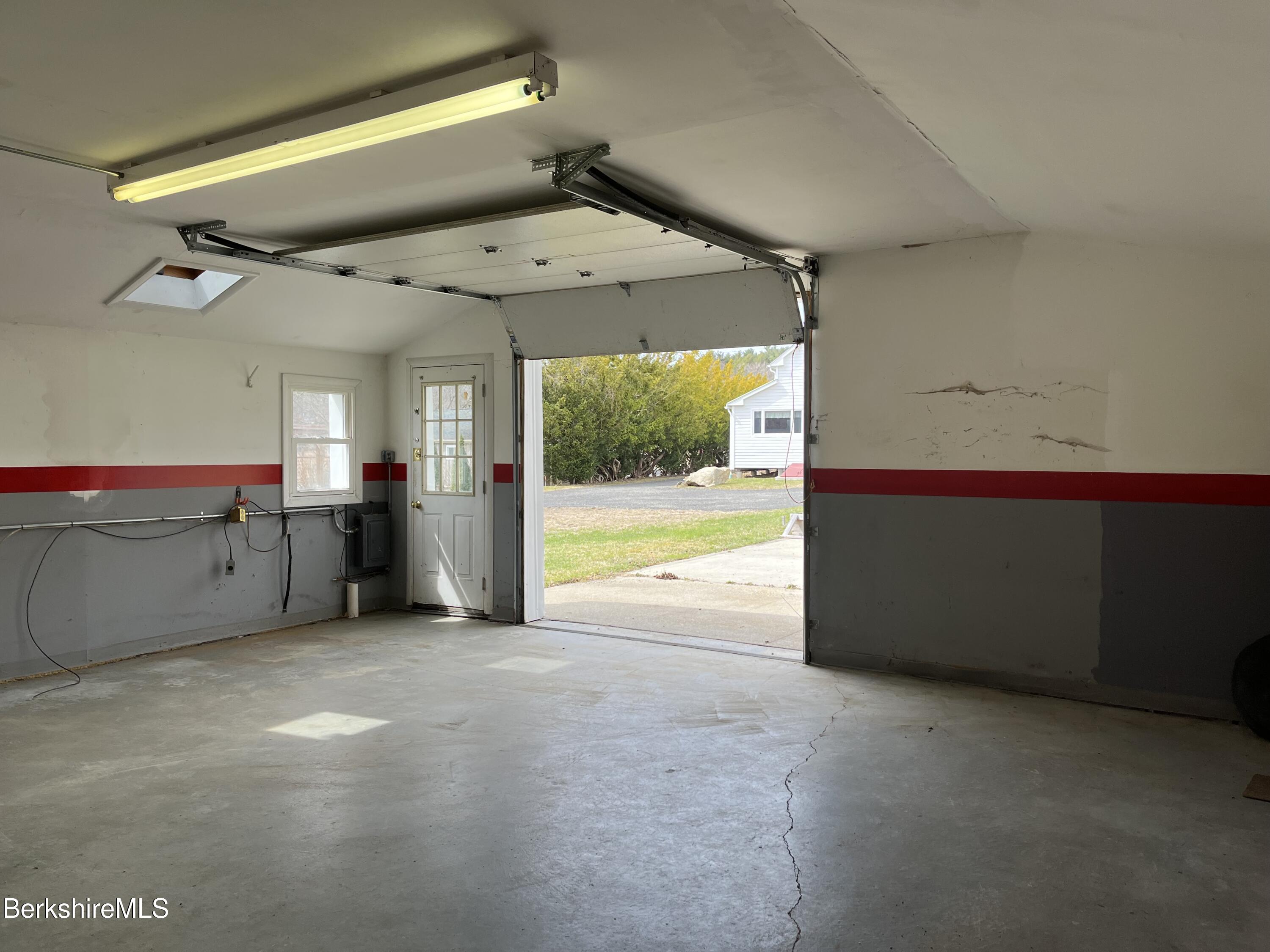 Pittsfield, Massachusetts 01201, United States, 2 Bedrooms Bedrooms, ,3 BathroomsBathrooms,Residential,Active,101026