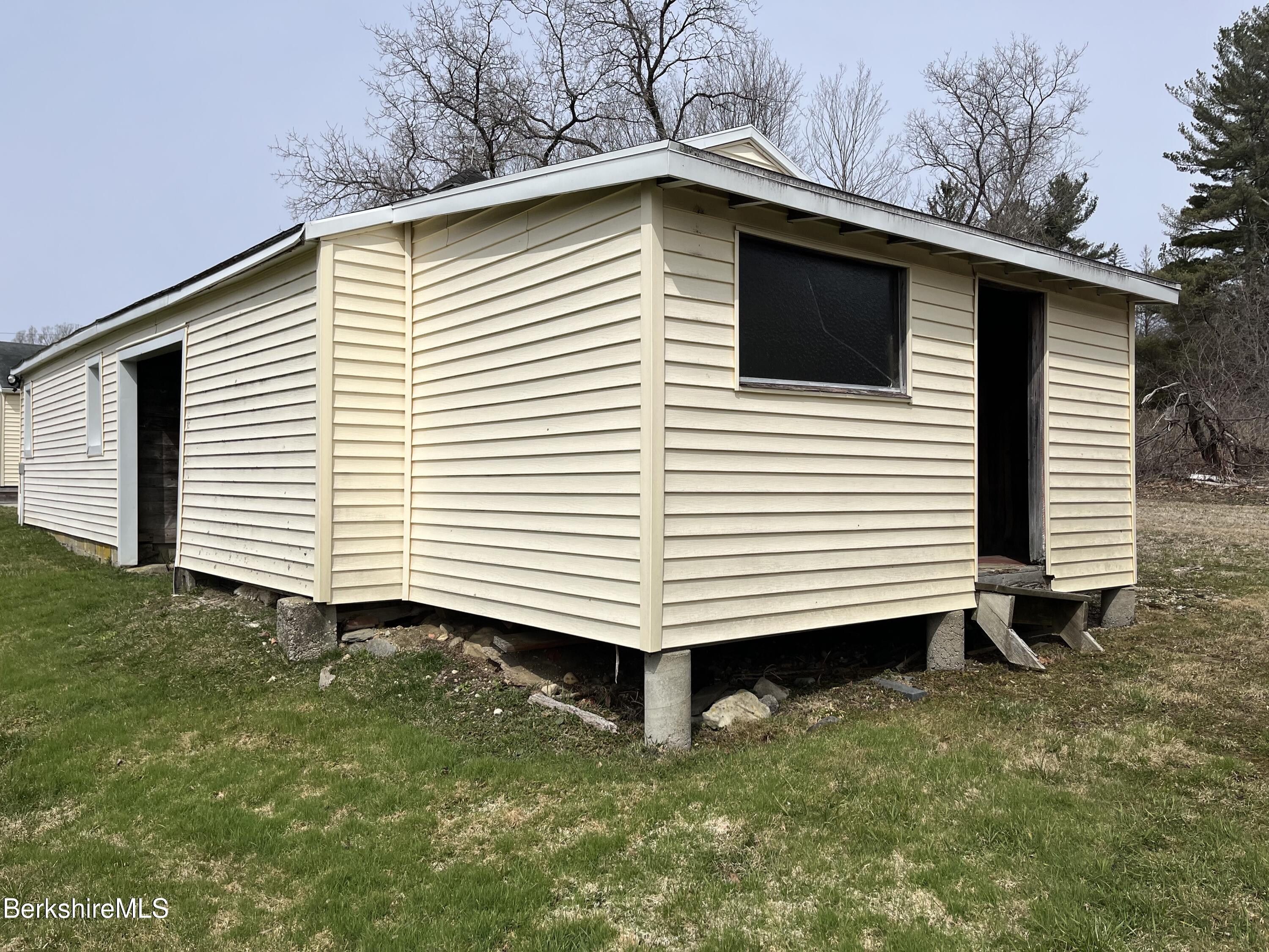 Pittsfield, Massachusetts 01201, United States, 2 Bedrooms Bedrooms, ,3 BathroomsBathrooms,Residential,Active,101026