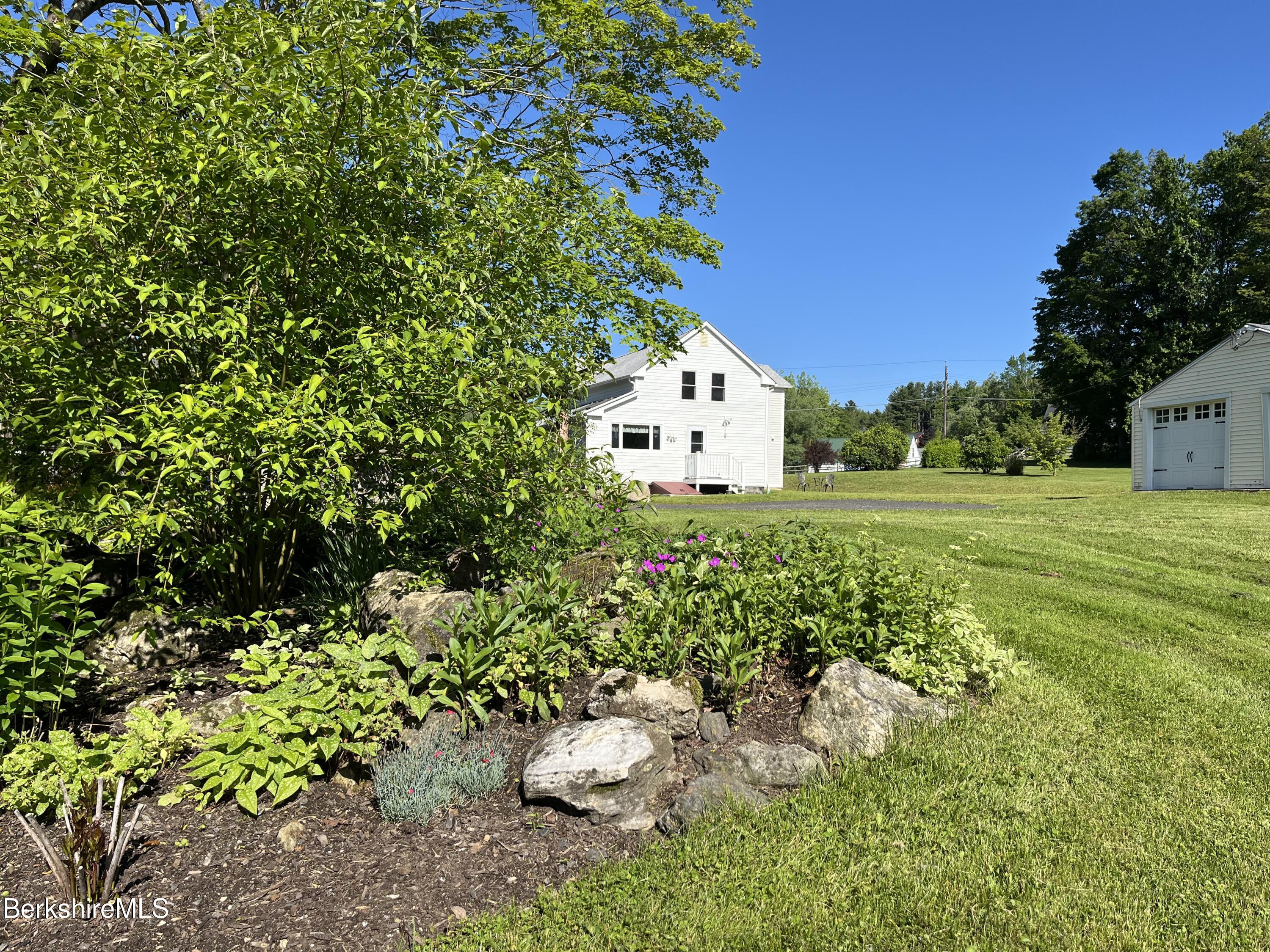 Pittsfield, Massachusetts 01201, United States, 2 Bedrooms Bedrooms, ,3 BathroomsBathrooms,Residential,Active,101026