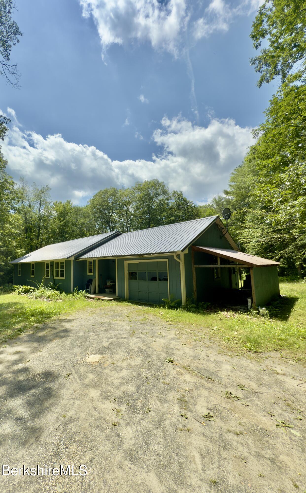 Tolland, Massachusetts 01034, United States, 3 Bedrooms Bedrooms, ,2 BathroomsBathrooms,Residential,Active,87214