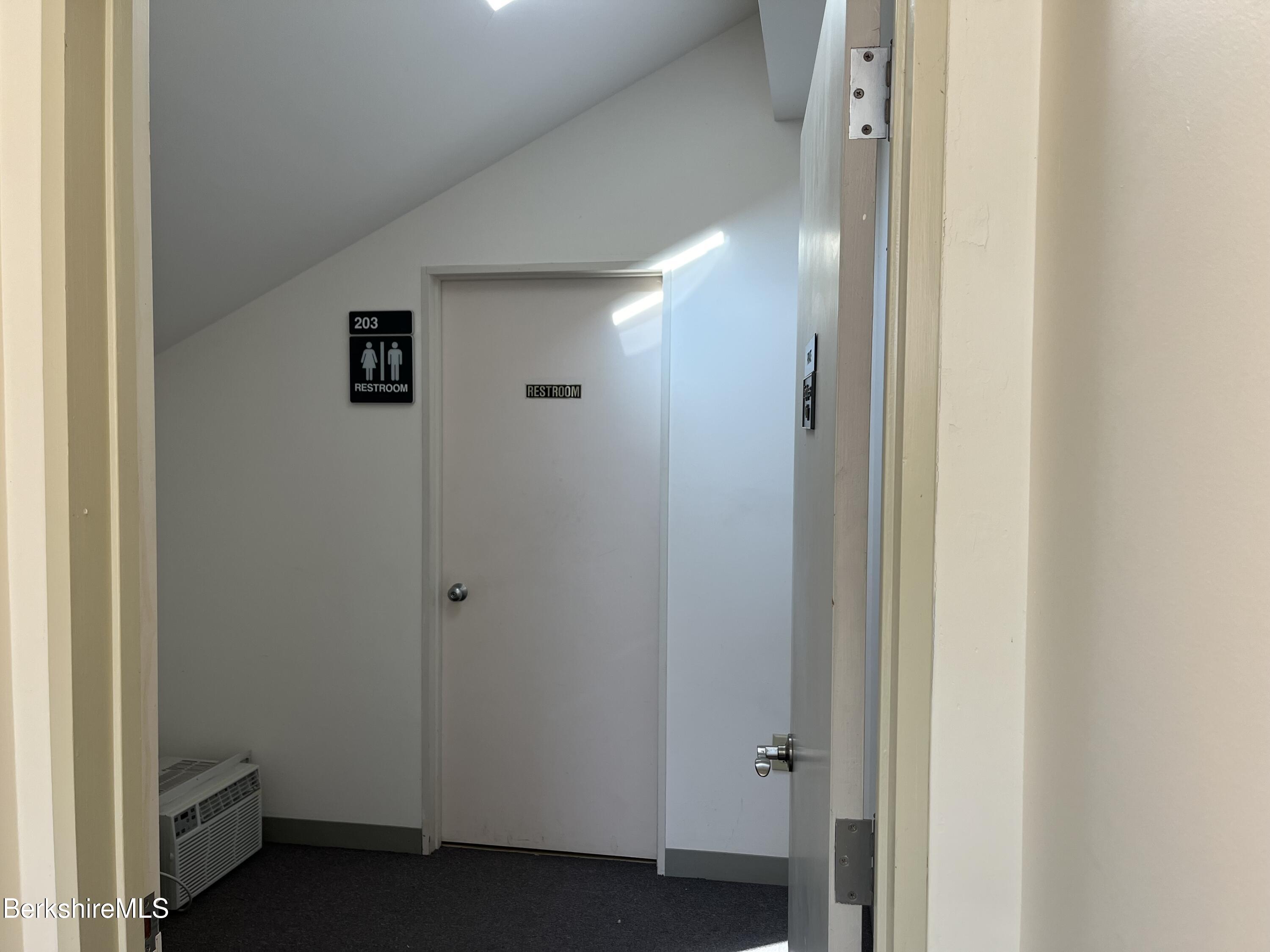 Pittsfield, Massachusetts 01201, United States, ,1 BathroomBathrooms,Commercial,Active,65001