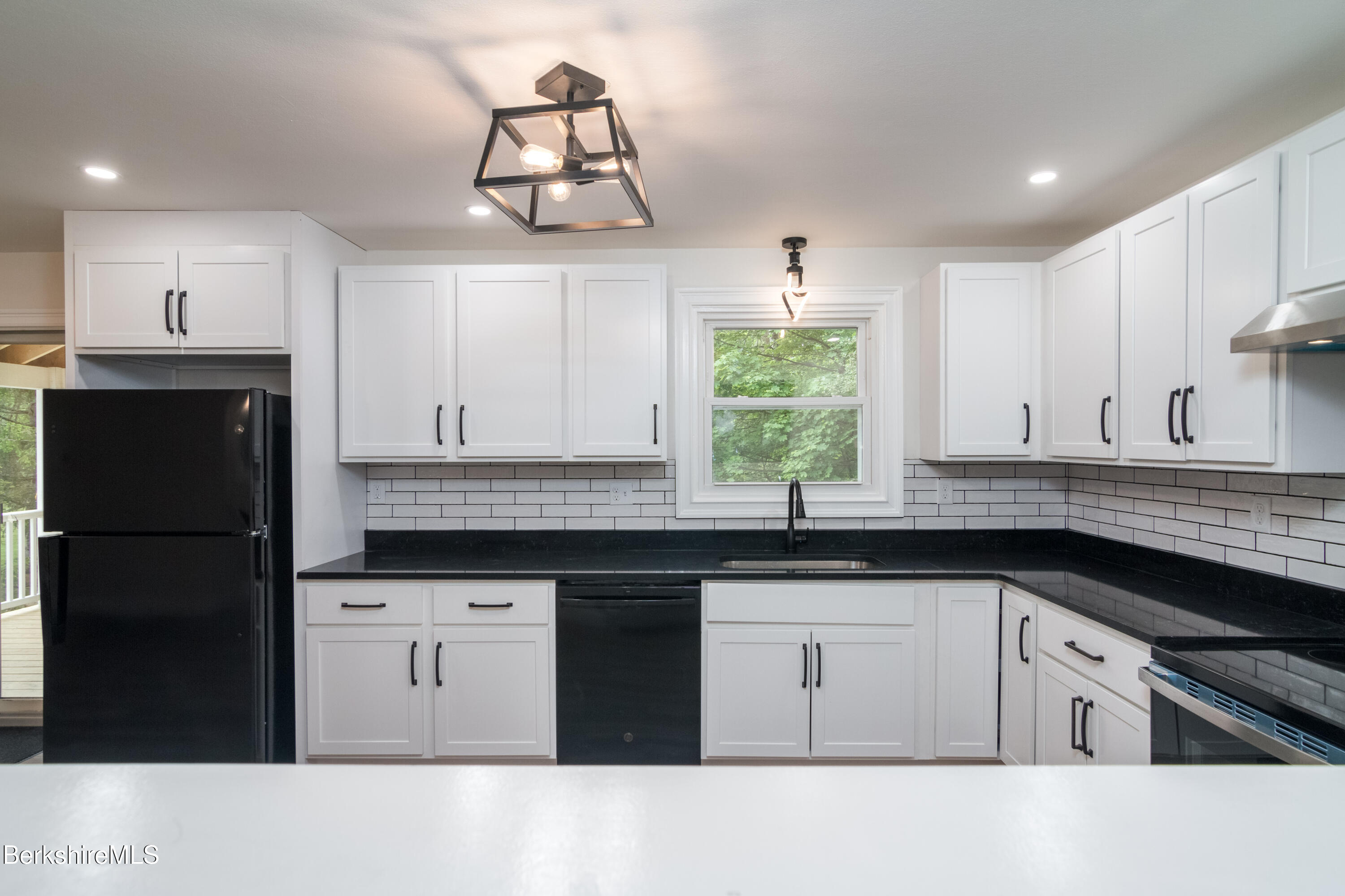 632 N State Rd, Cheshire, Massachusetts image 2