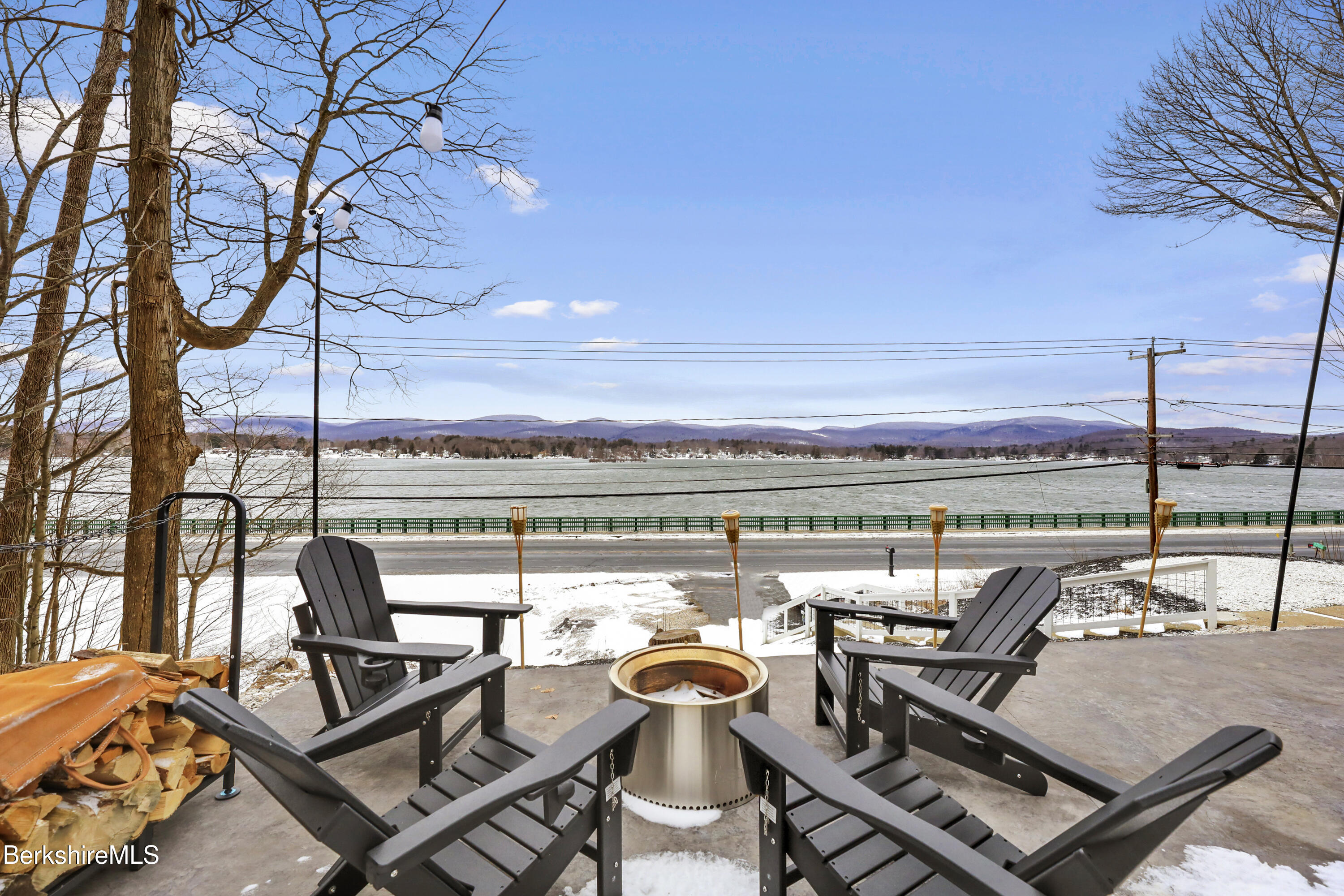 Pittsfield, Massachusetts 01201, United States, 2 Bedrooms Bedrooms, ,1 BathroomBathrooms,Residential,Active,127519