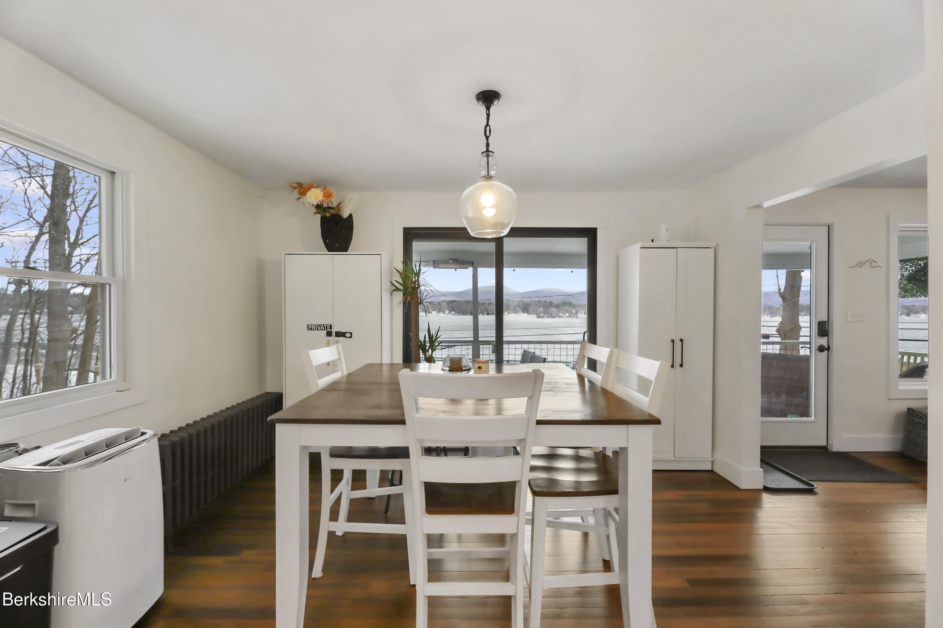 Pittsfield, Massachusetts 01201, United States, 2 Bedrooms Bedrooms, ,1 BathroomBathrooms,Residential,Active,127519