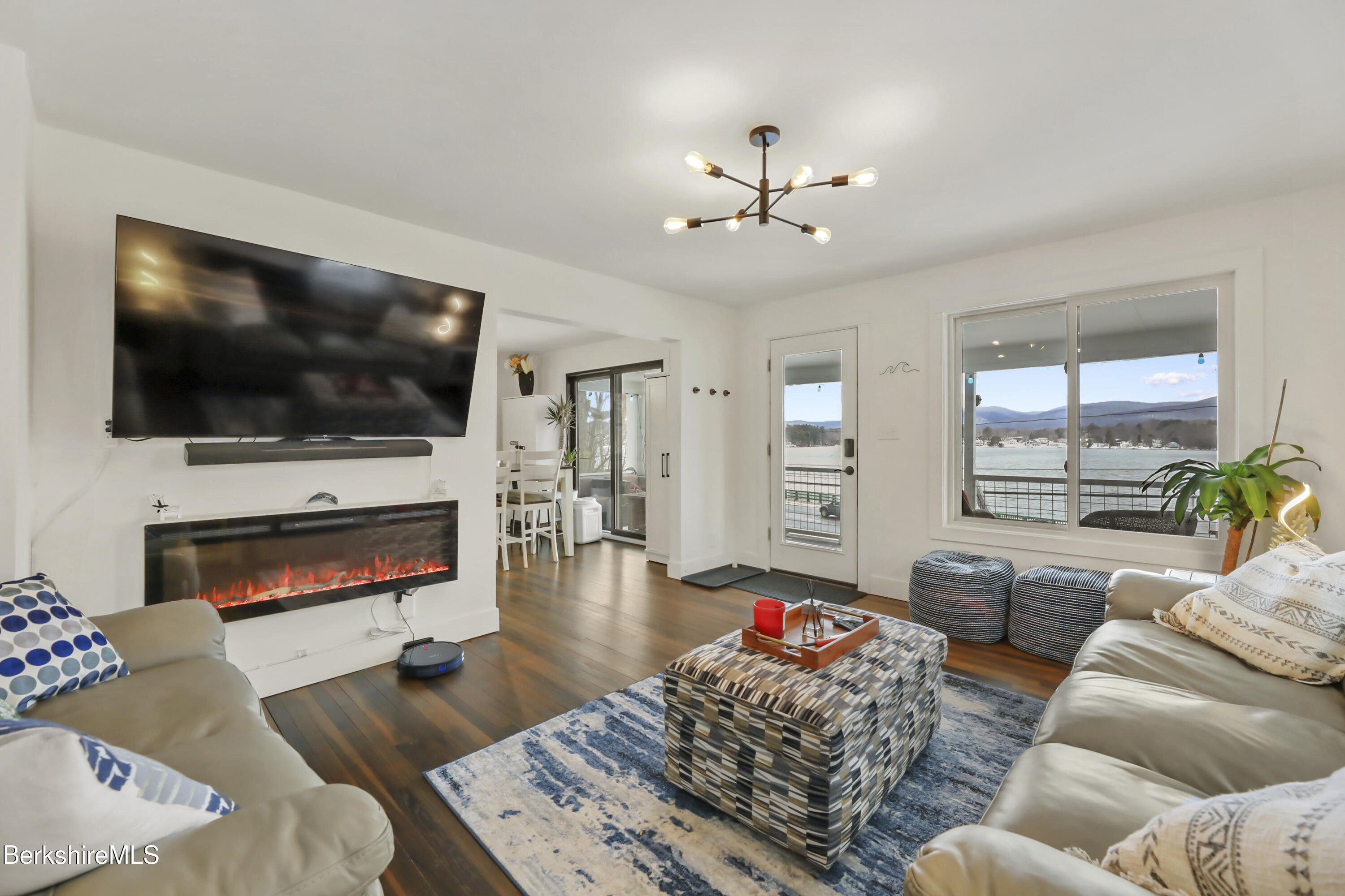 Pittsfield, Massachusetts 01201, United States, 2 Bedrooms Bedrooms, ,1 BathroomBathrooms,Residential,Active,127519