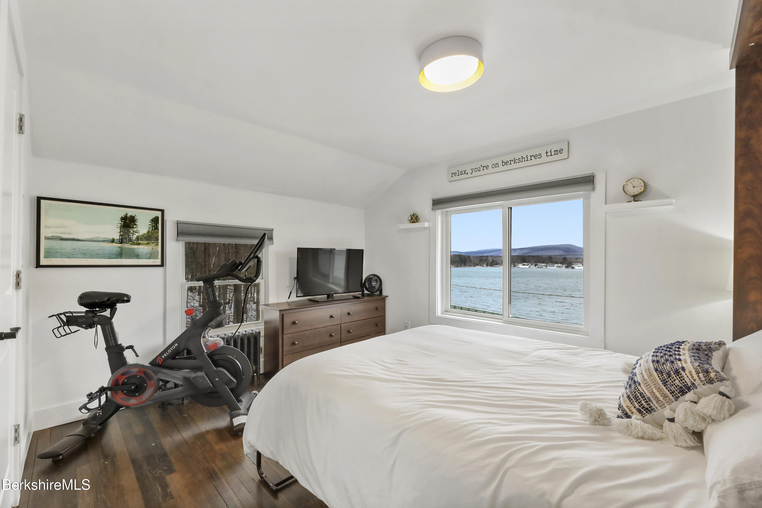 Pittsfield, Massachusetts 01201, United States, 2 Bedrooms Bedrooms, ,1 BathroomBathrooms,Residential,Active,127519