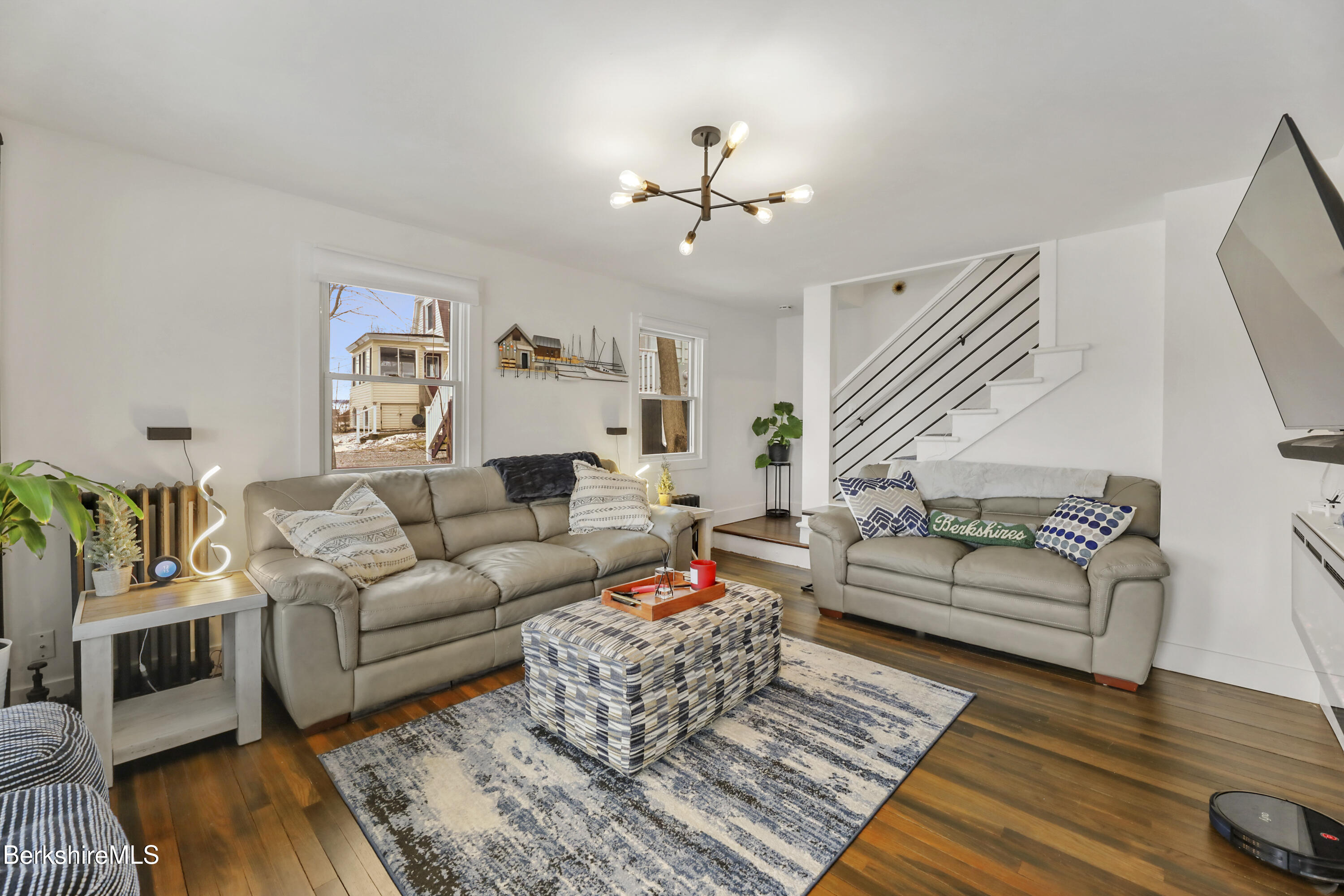 Pittsfield, Massachusetts 01201, United States, 2 Bedrooms Bedrooms, ,1 BathroomBathrooms,Residential,Active,127519