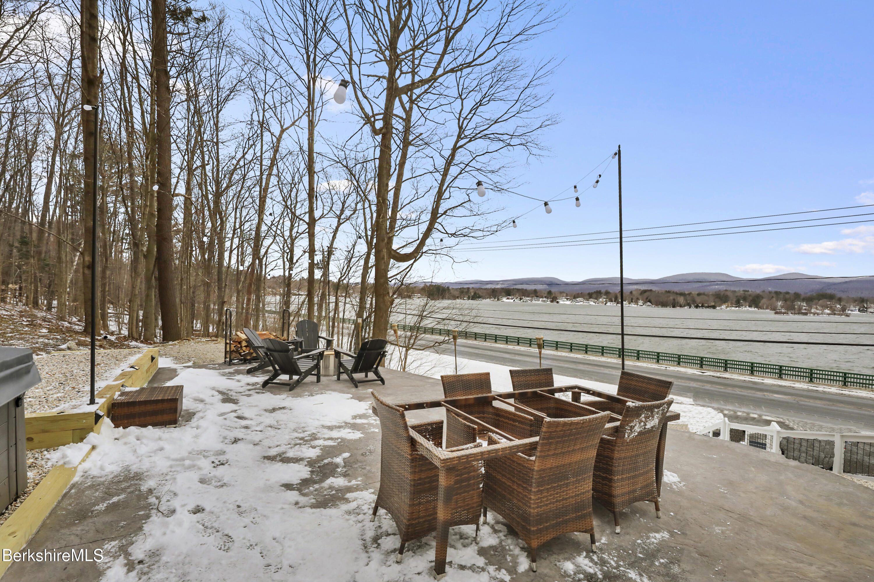 Pittsfield, Massachusetts 01201, United States, 2 Bedrooms Bedrooms, ,1 BathroomBathrooms,Residential,Active,127519