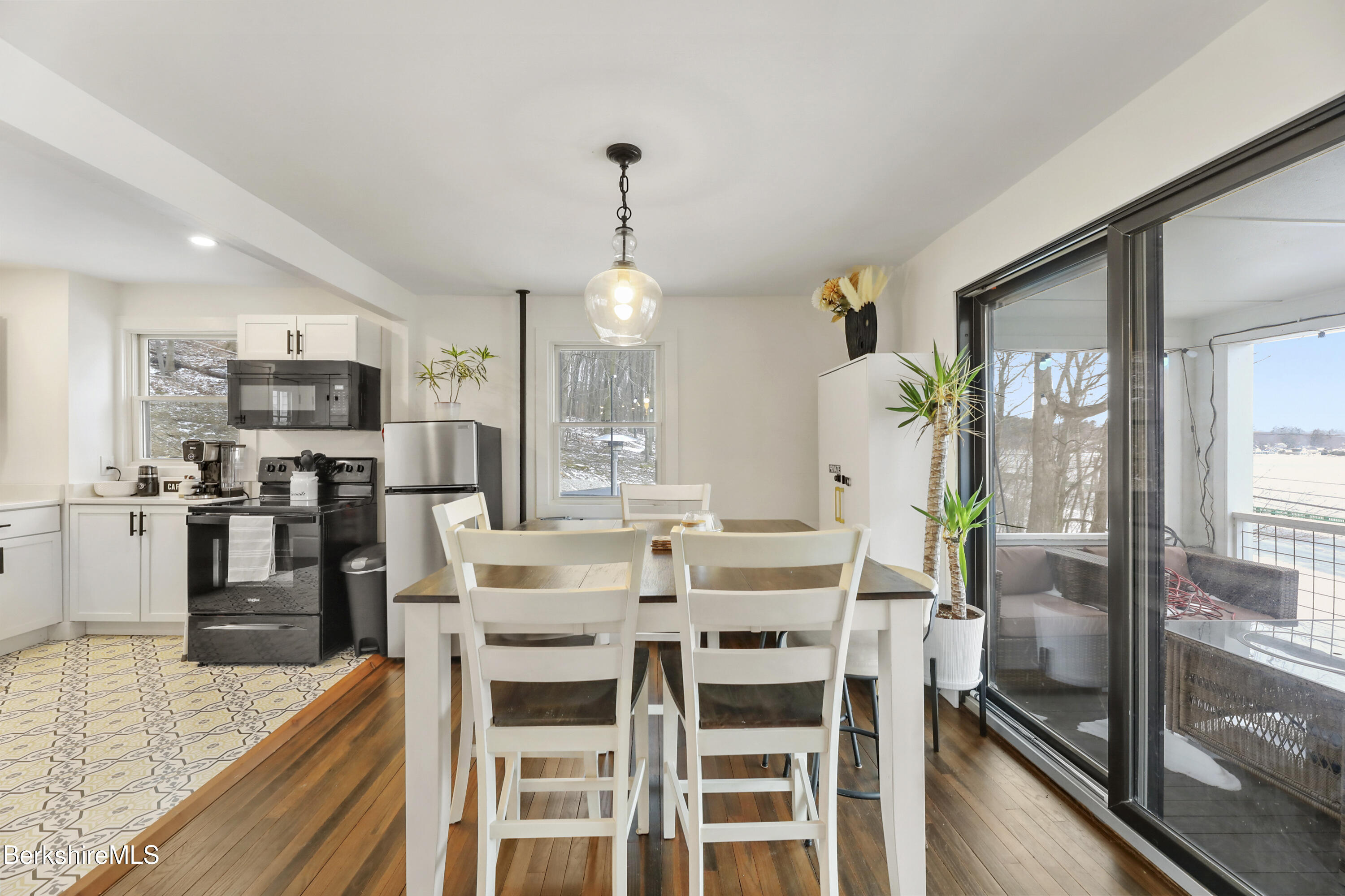 Pittsfield, Massachusetts 01201, United States, 2 Bedrooms Bedrooms, ,1 BathroomBathrooms,Residential,Active,127519