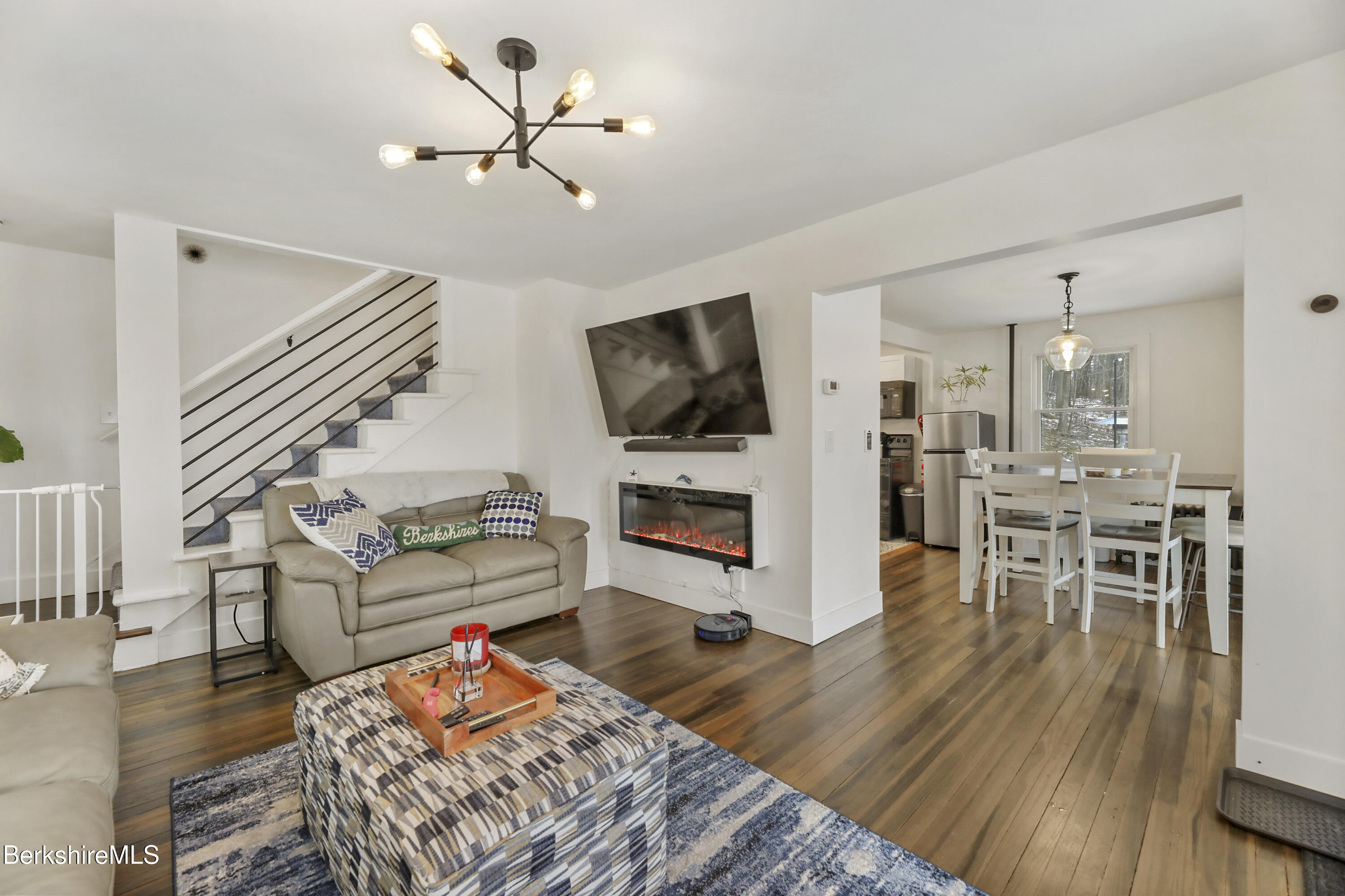 Pittsfield, Massachusetts 01201, United States, 2 Bedrooms Bedrooms, ,1 BathroomBathrooms,Residential,Active,127519