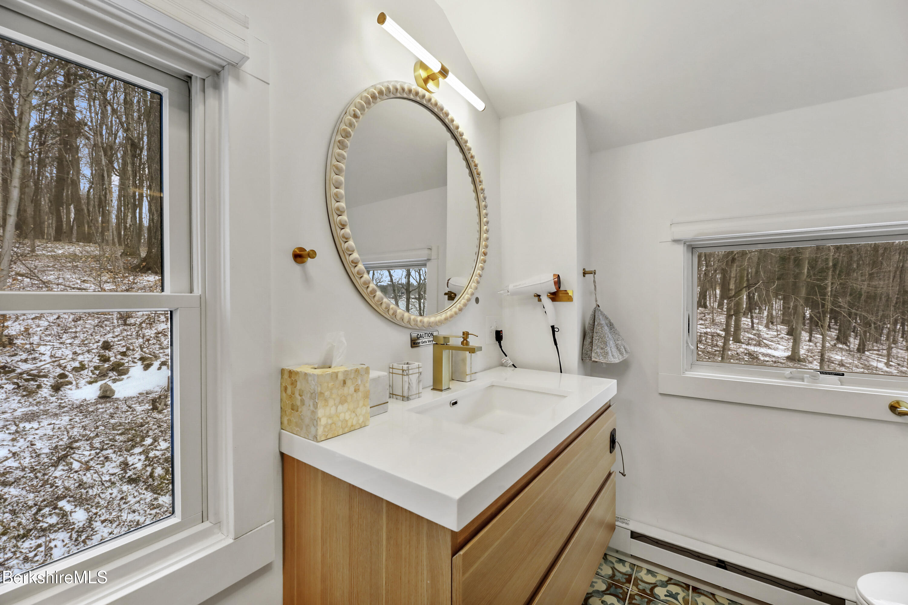 Pittsfield, Massachusetts 01201, United States, 2 Bedrooms Bedrooms, ,1 BathroomBathrooms,Residential,Active,127519