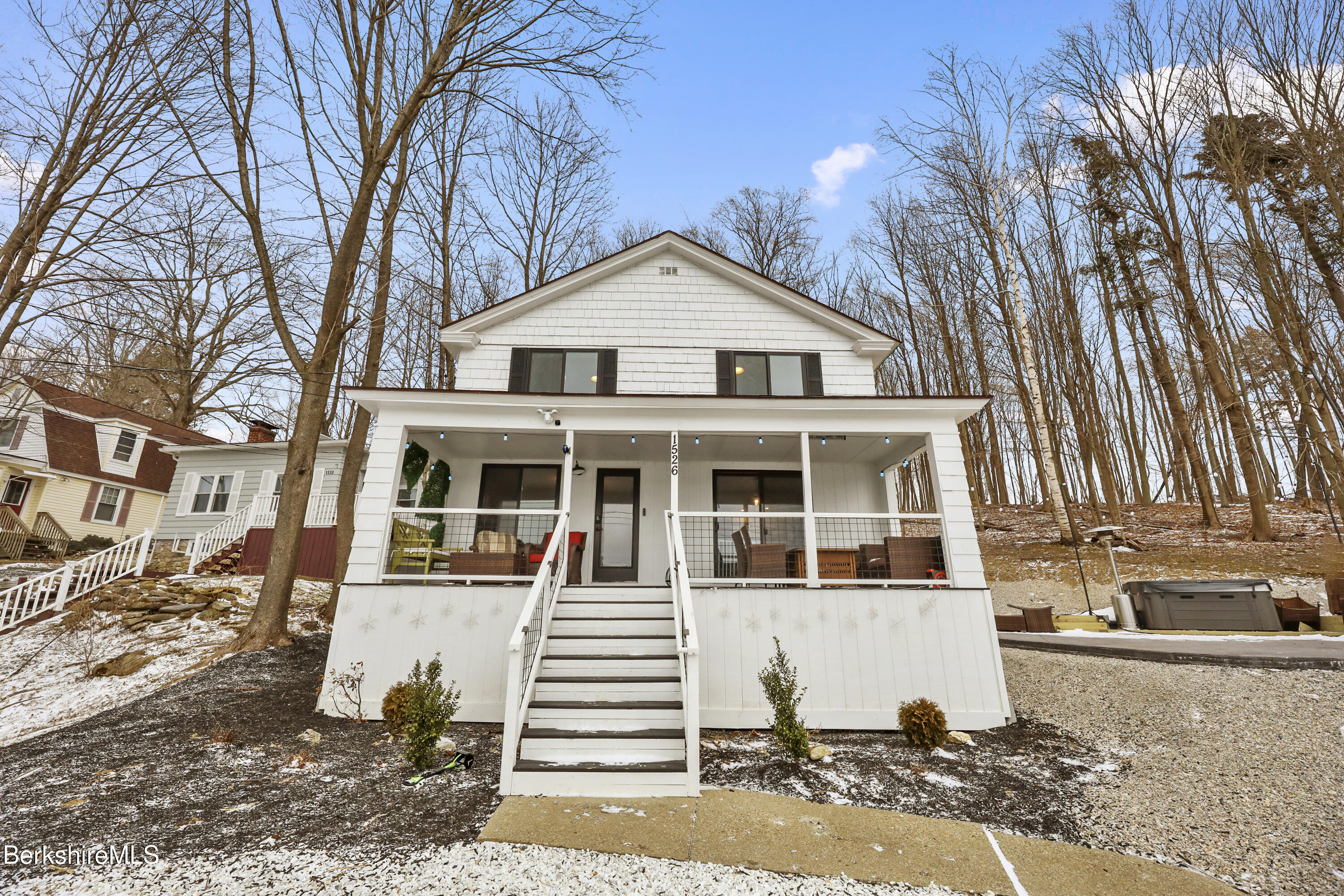 Pittsfield, Massachusetts 01201, United States, 2 Bedrooms Bedrooms, ,1 BathroomBathrooms,Residential,Active,127519