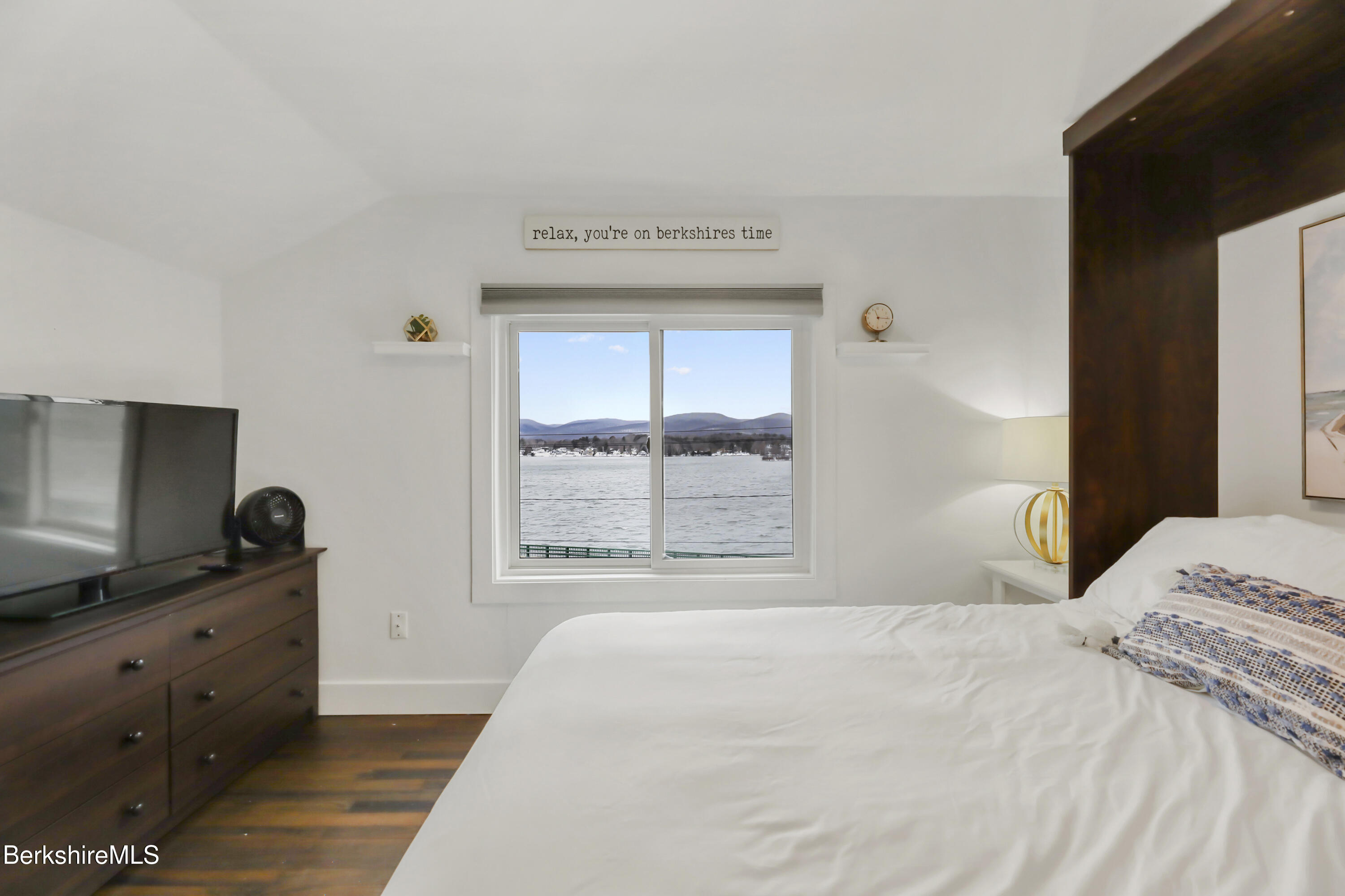 Pittsfield, Massachusetts 01201, United States, 2 Bedrooms Bedrooms, ,1 BathroomBathrooms,Residential,Active,127519