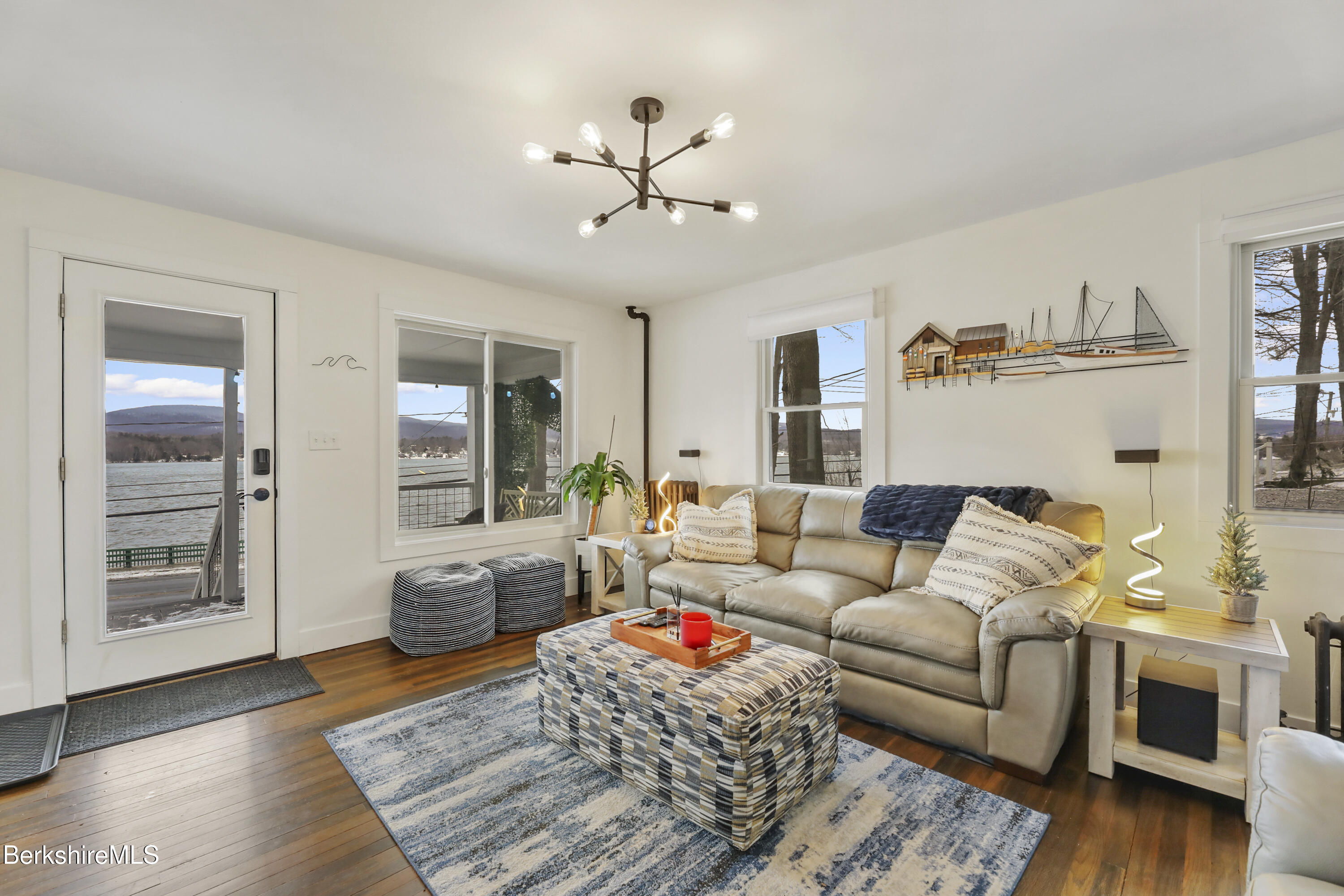 Pittsfield, Massachusetts 01201, United States, 2 Bedrooms Bedrooms, ,1 BathroomBathrooms,Residential,Active,127519