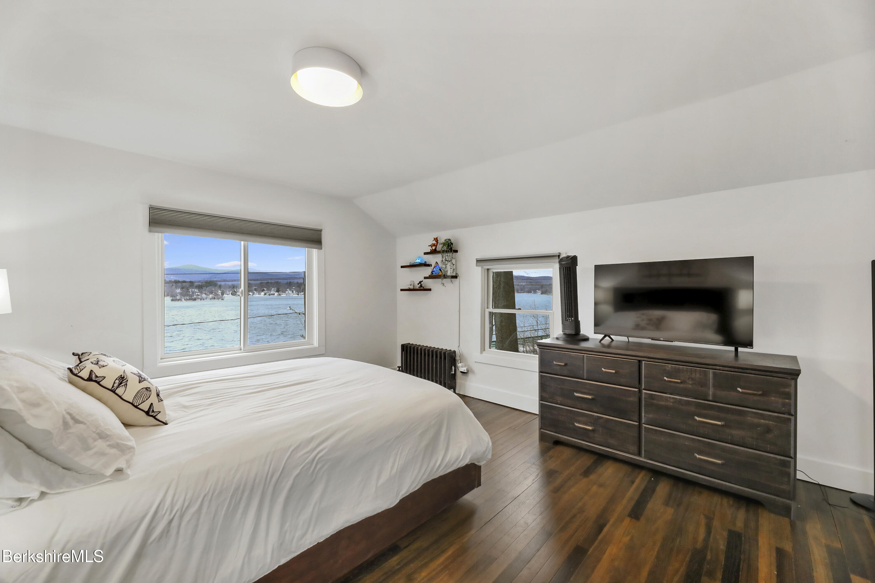 Pittsfield, Massachusetts 01201, United States, 2 Bedrooms Bedrooms, ,1 BathroomBathrooms,Residential,Active,127519