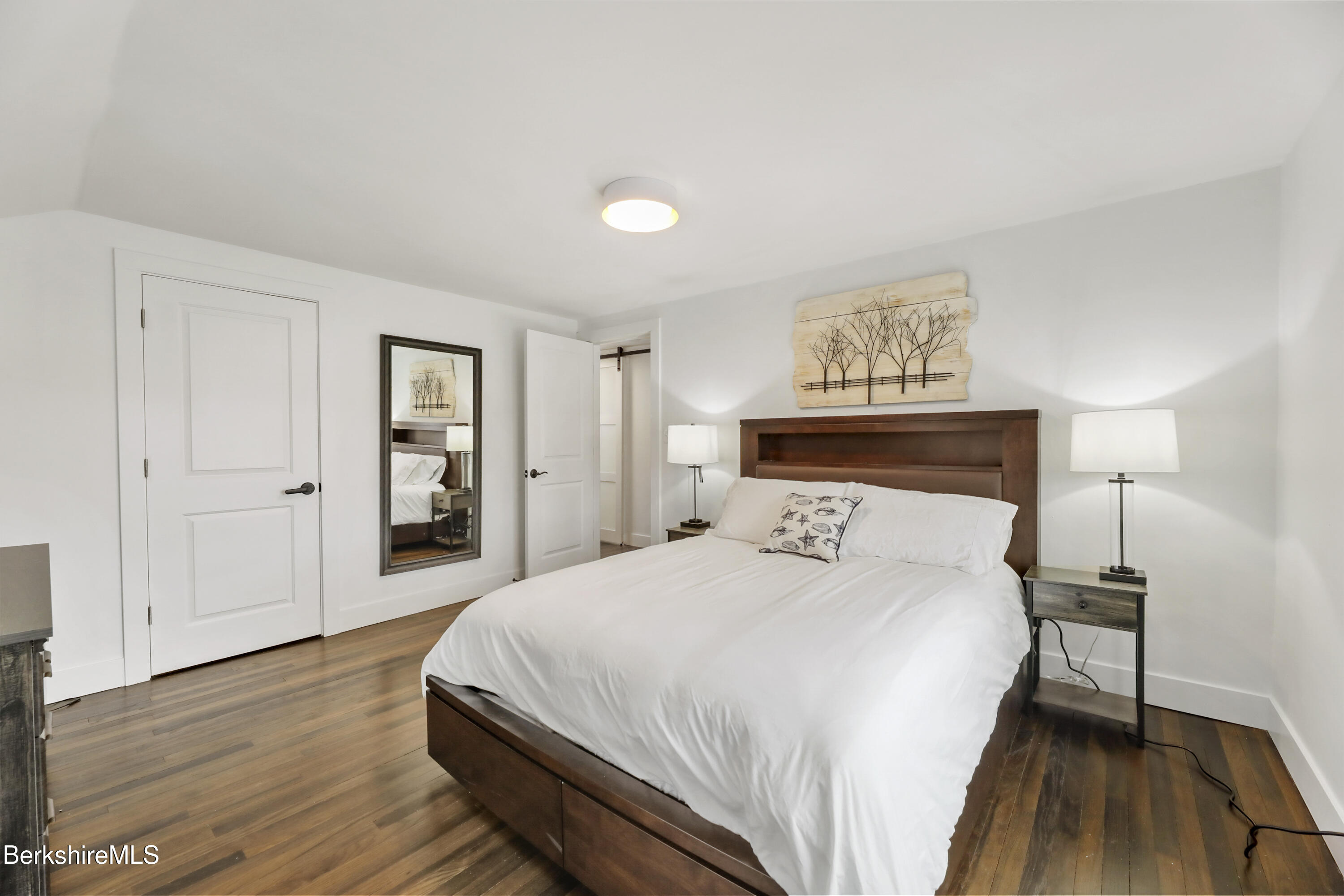 Pittsfield, Massachusetts 01201, United States, 2 Bedrooms Bedrooms, ,1 BathroomBathrooms,Residential,Active,127519