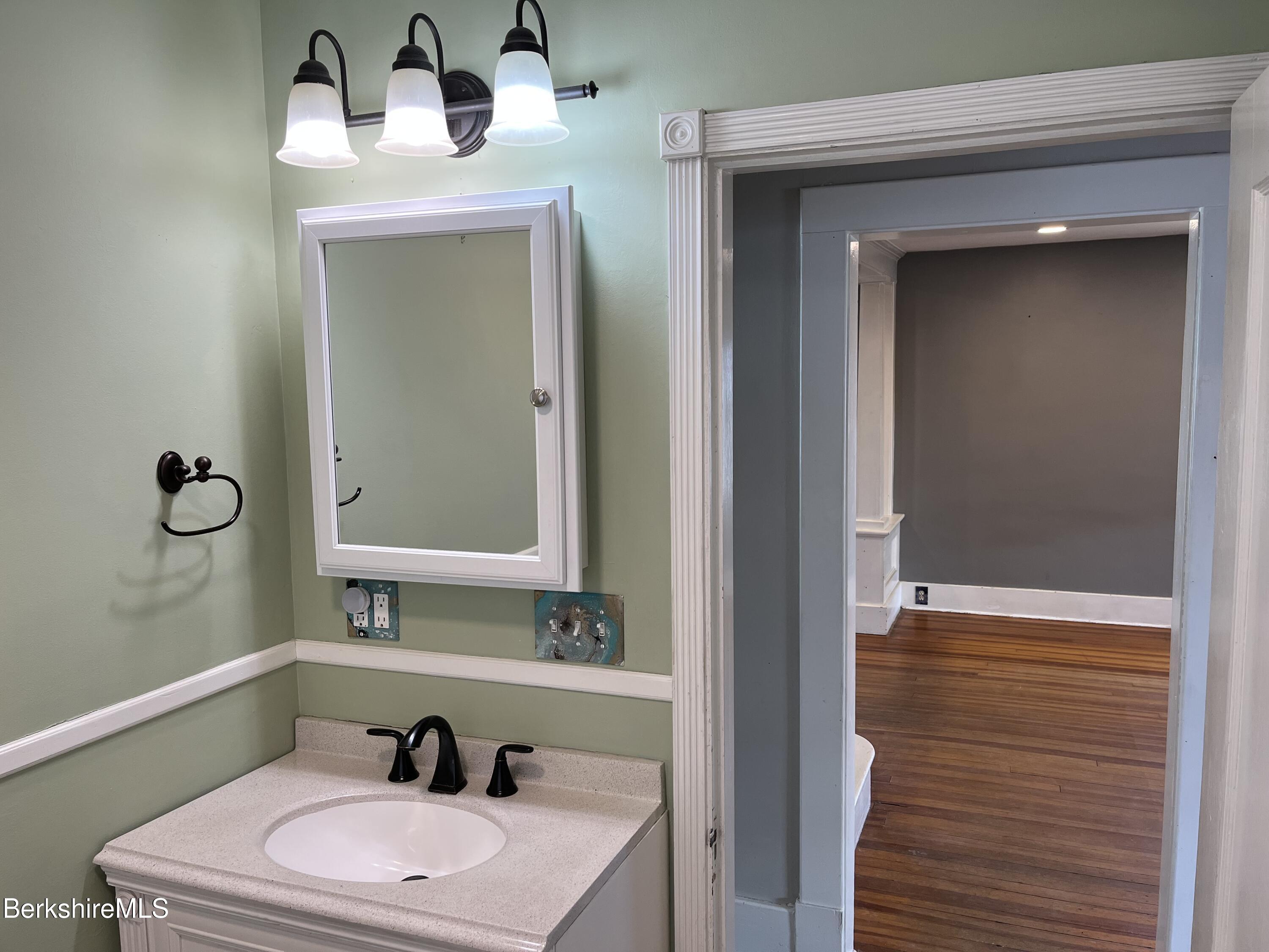 Pittsfield, Massachusetts 01201, United States, 3 Bedrooms Bedrooms, ,1 BathroomBathrooms,Residential,Active,84238