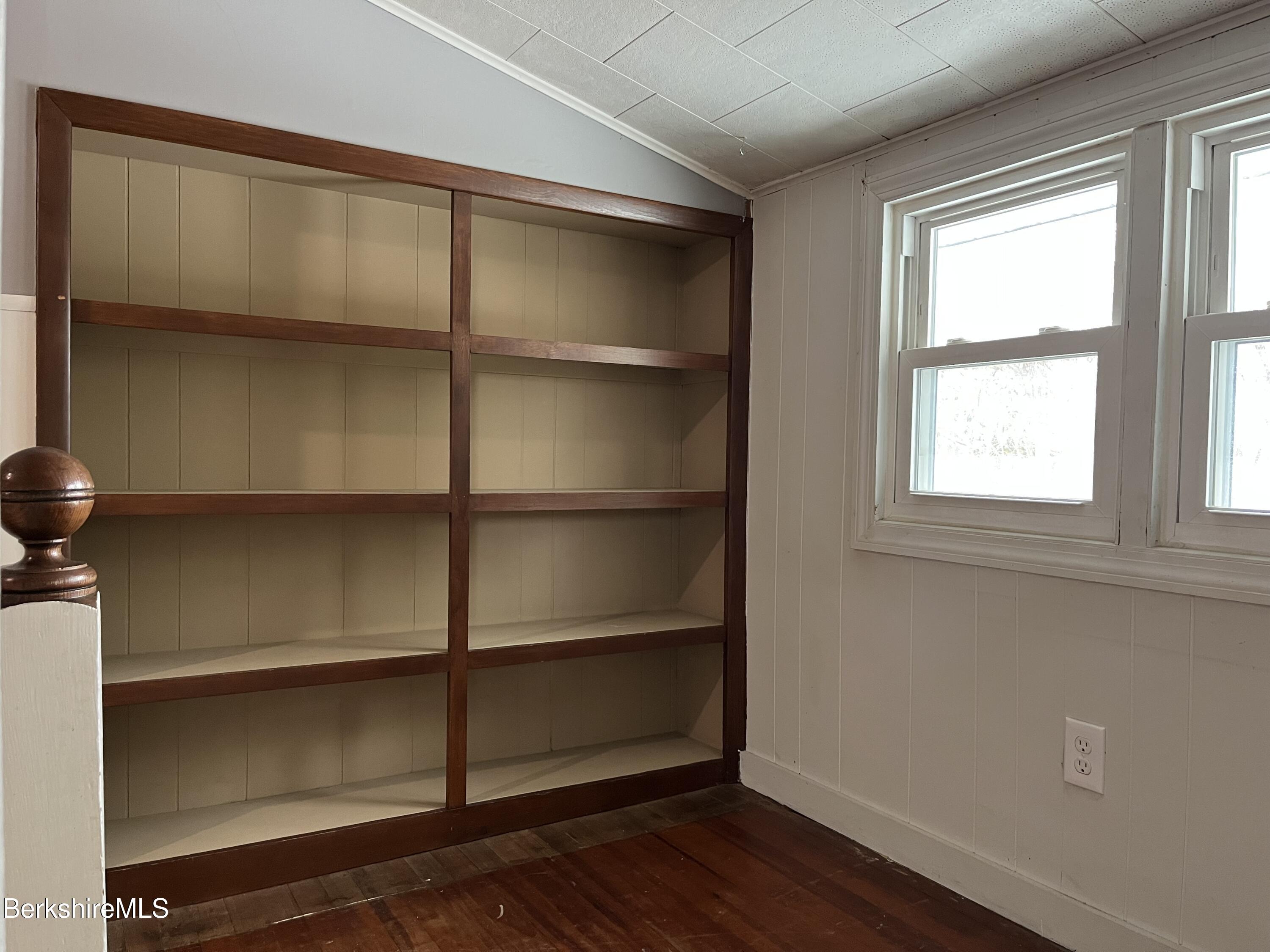 Pittsfield, Massachusetts 01201, United States, 3 Bedrooms Bedrooms, ,1 BathroomBathrooms,Residential,Active,84238