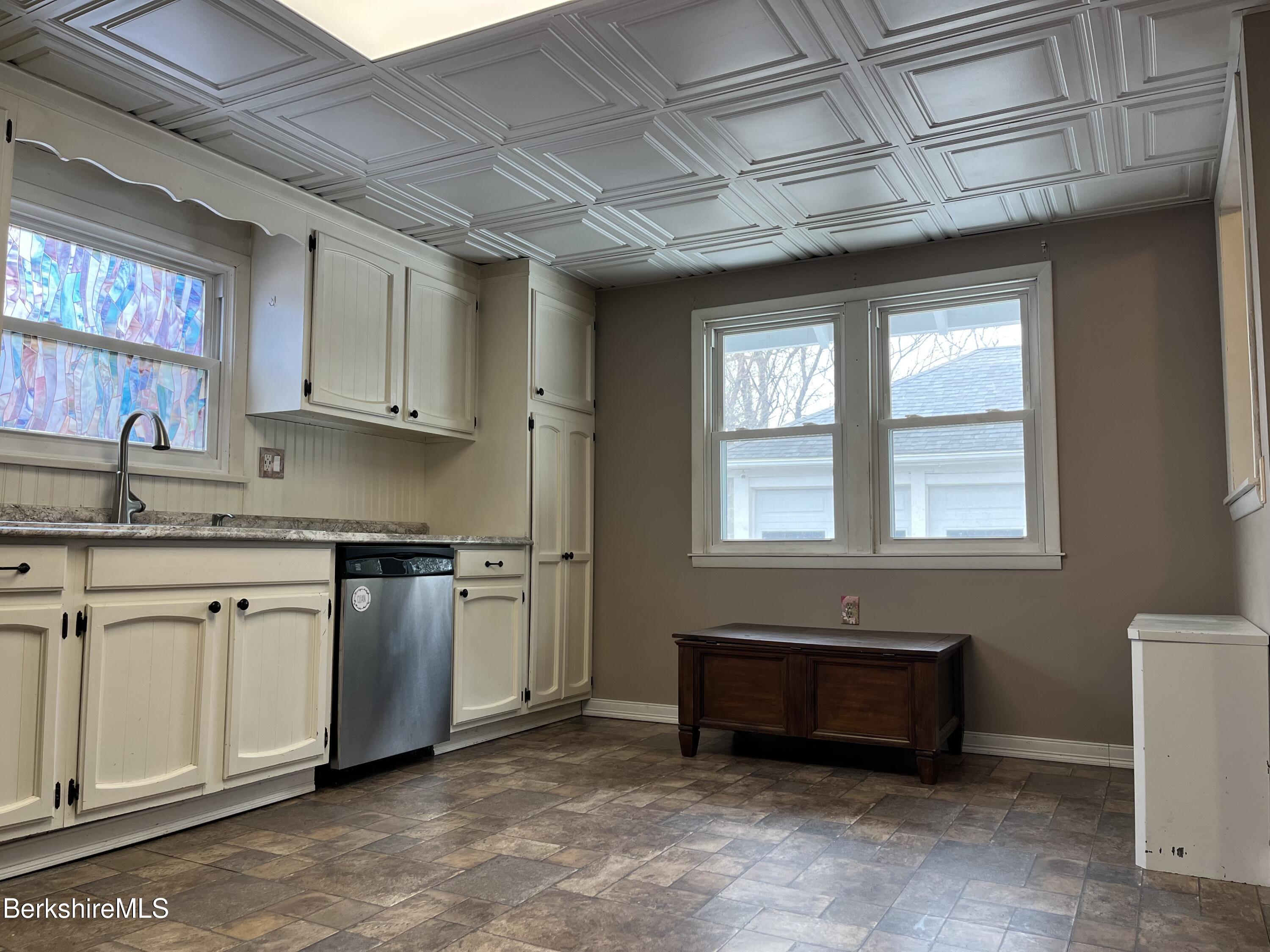 Pittsfield, Massachusetts 01201, United States, 3 Bedrooms Bedrooms, ,1 BathroomBathrooms,Residential,Active,84238