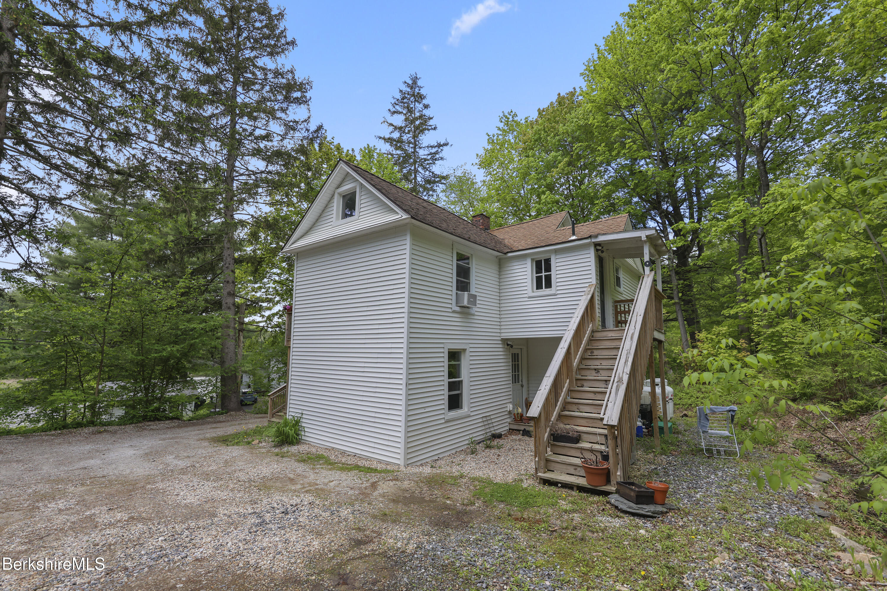 Great Barrington, Massachusetts 01230, United States, 8 Bedrooms Bedrooms, ,4 BathroomsBathrooms,Residential,Active,140087
