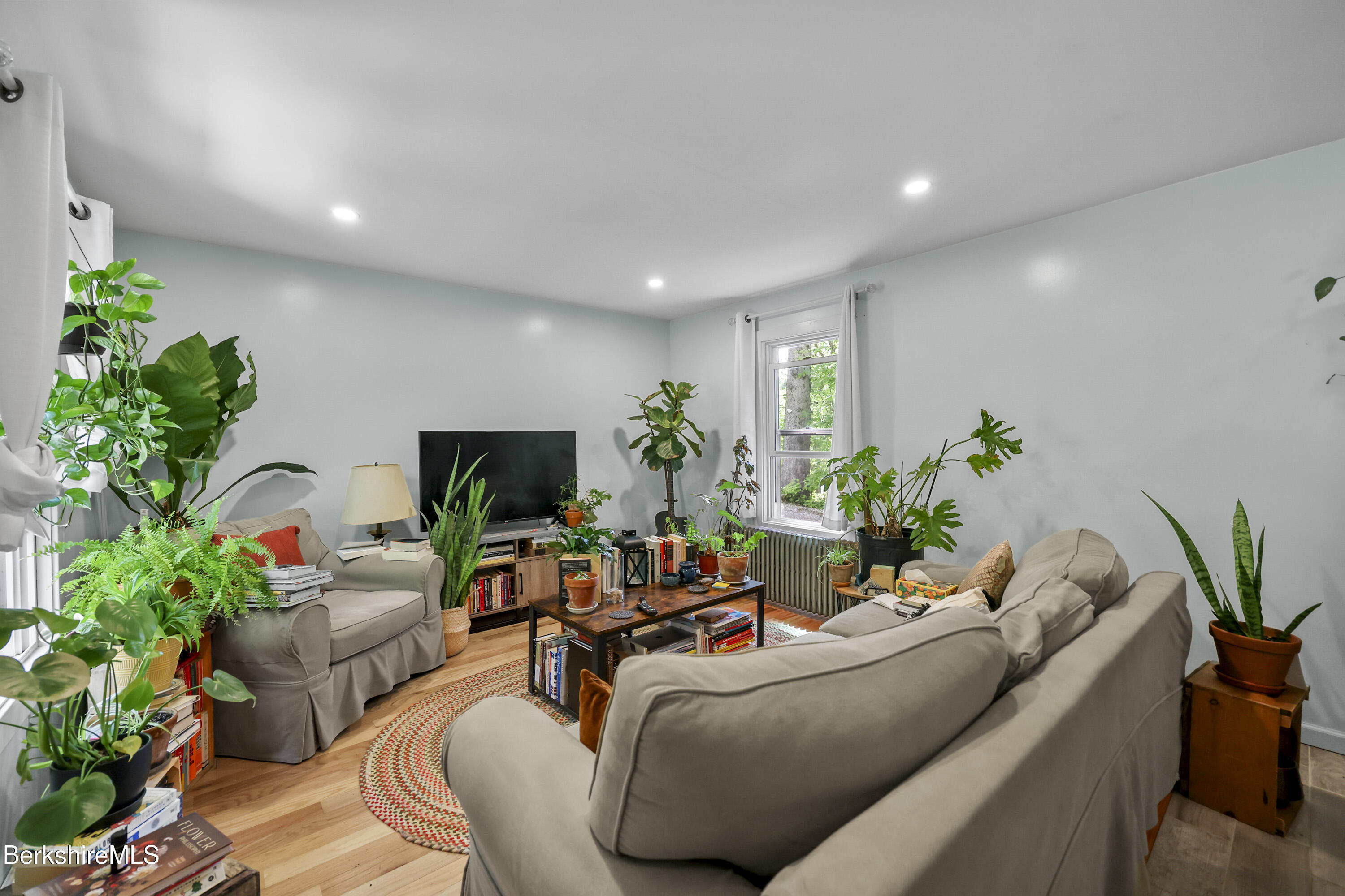 Great Barrington, Massachusetts 01230, United States, 8 Bedrooms Bedrooms, ,4 BathroomsBathrooms,Residential,Active,140087