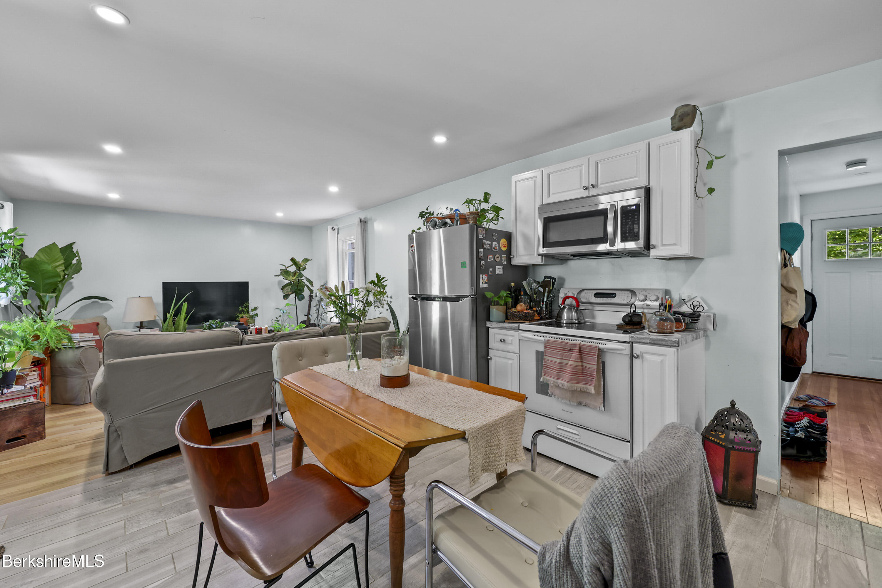 Great Barrington, Massachusetts 01230, United States, 8 Bedrooms Bedrooms, ,4 BathroomsBathrooms,Residential,Active,140087