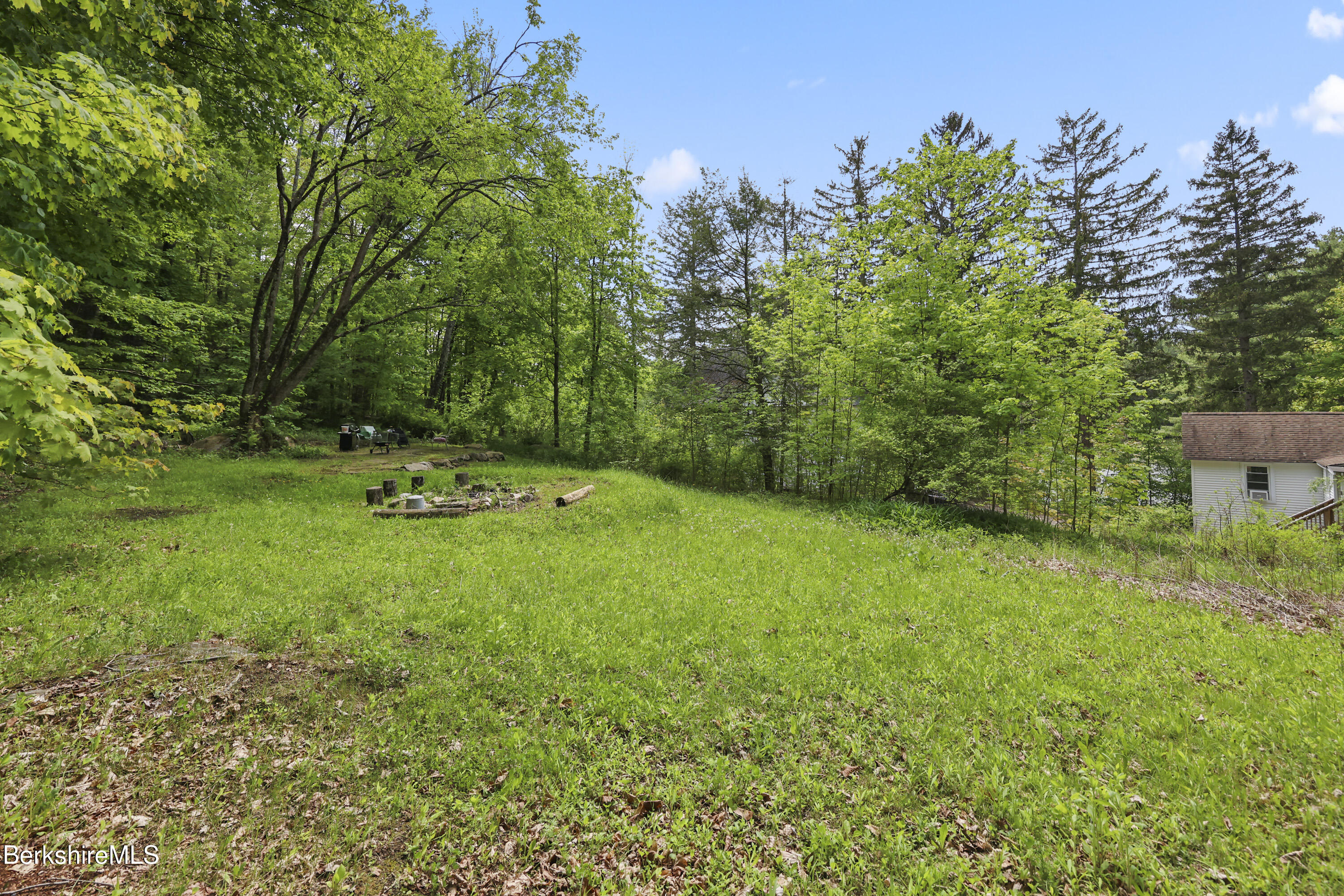Great Barrington, Massachusetts 01230, United States, 8 Bedrooms Bedrooms, ,4 BathroomsBathrooms,Residential,Active,140087