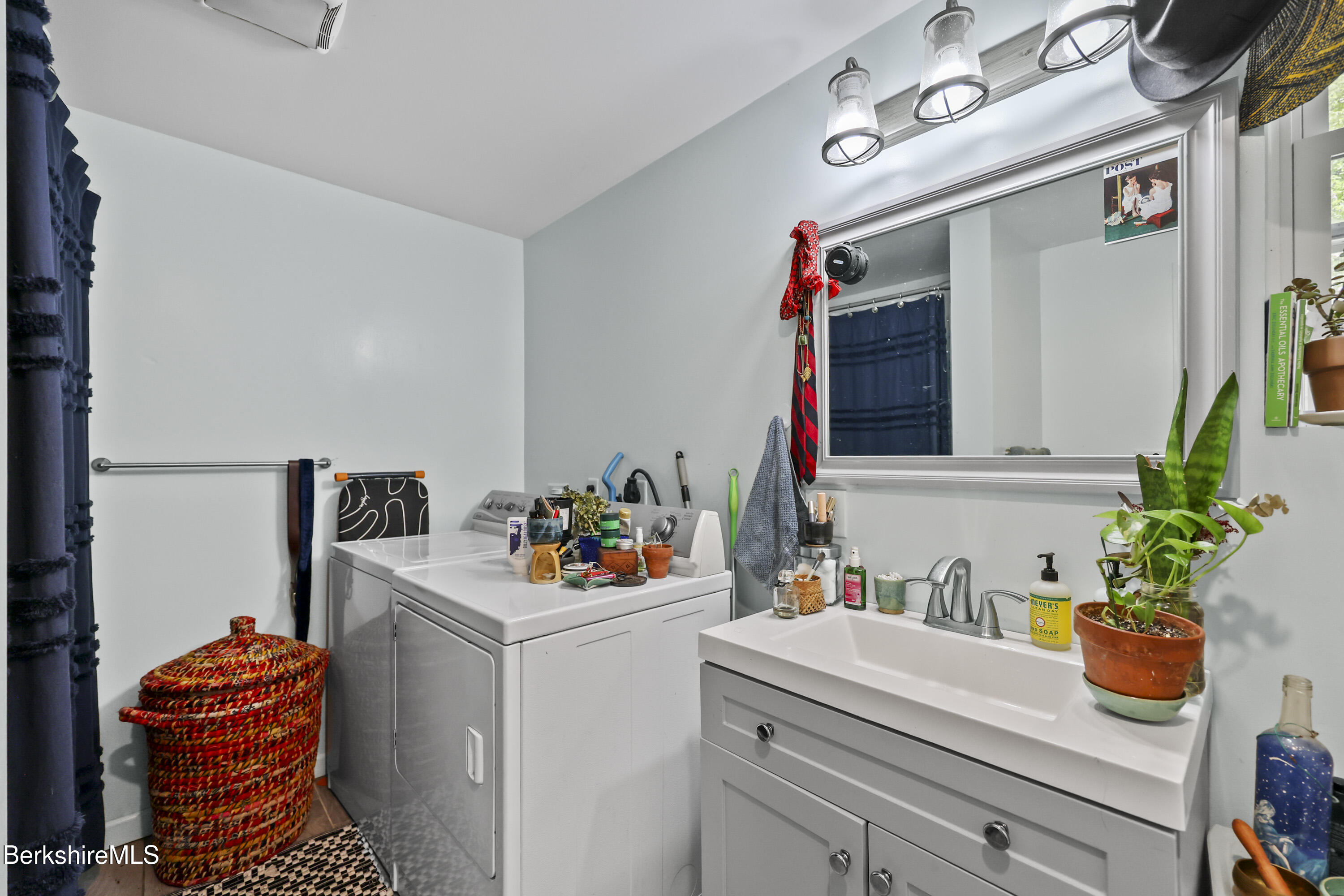 Great Barrington, Massachusetts 01230, United States, 8 Bedrooms Bedrooms, ,4 BathroomsBathrooms,Residential,Active,140087
