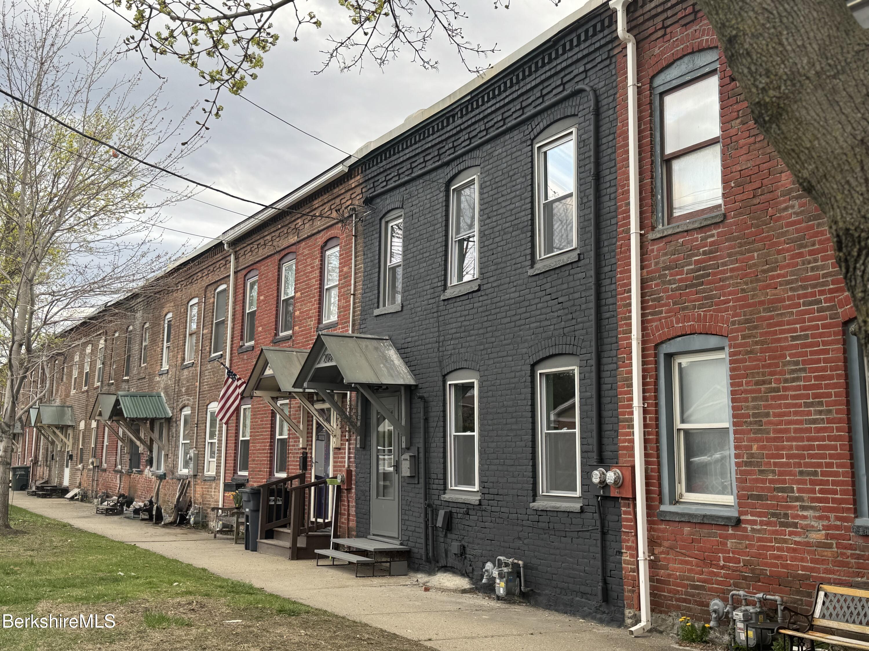 208 Columbia St, Adams, Massachusetts image 1