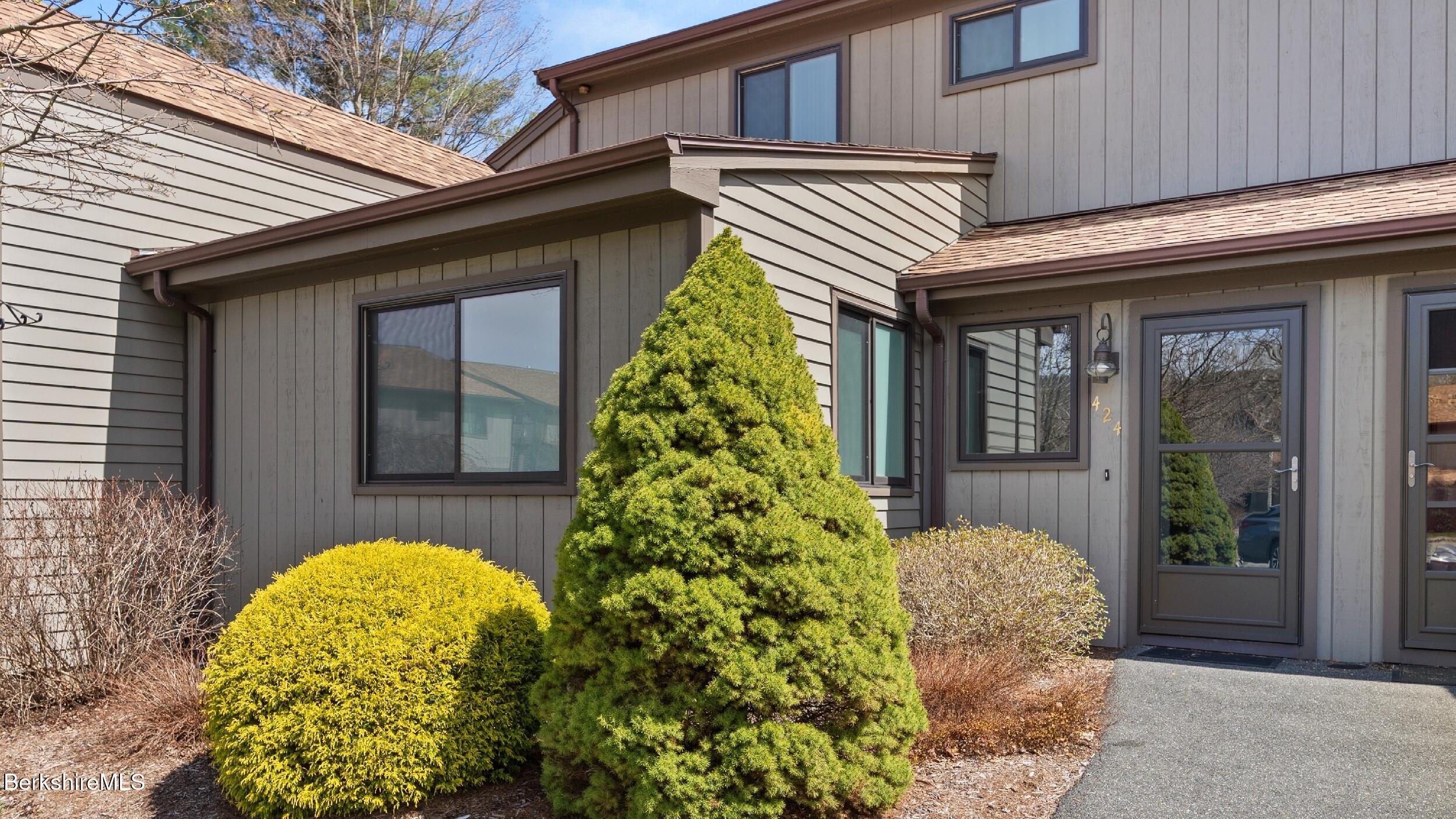 424 N Hemlock Ln, Williamstown, Massachusetts image 2