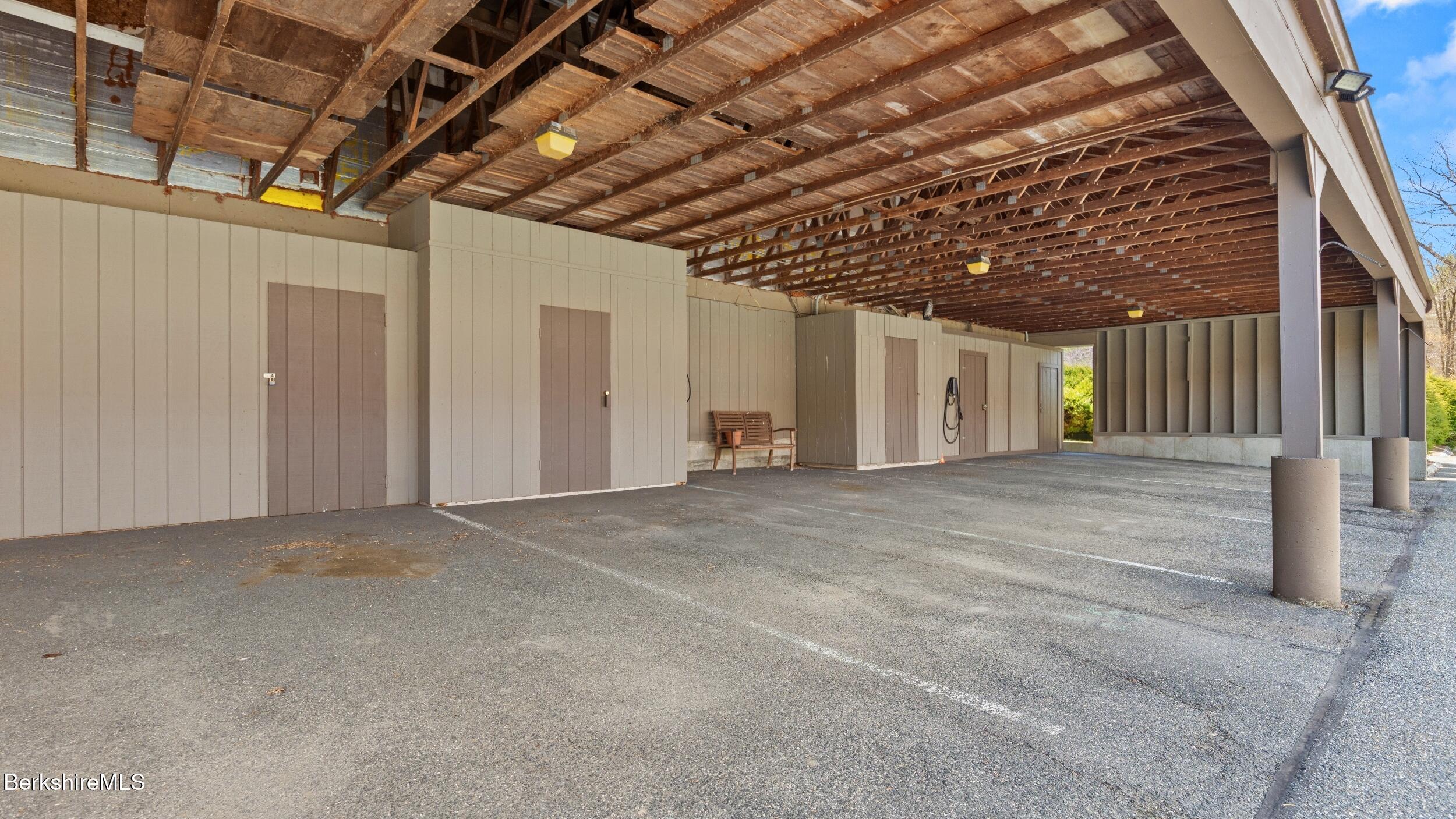 424 N Hemlock Ln, Williamstown, Massachusetts image 37