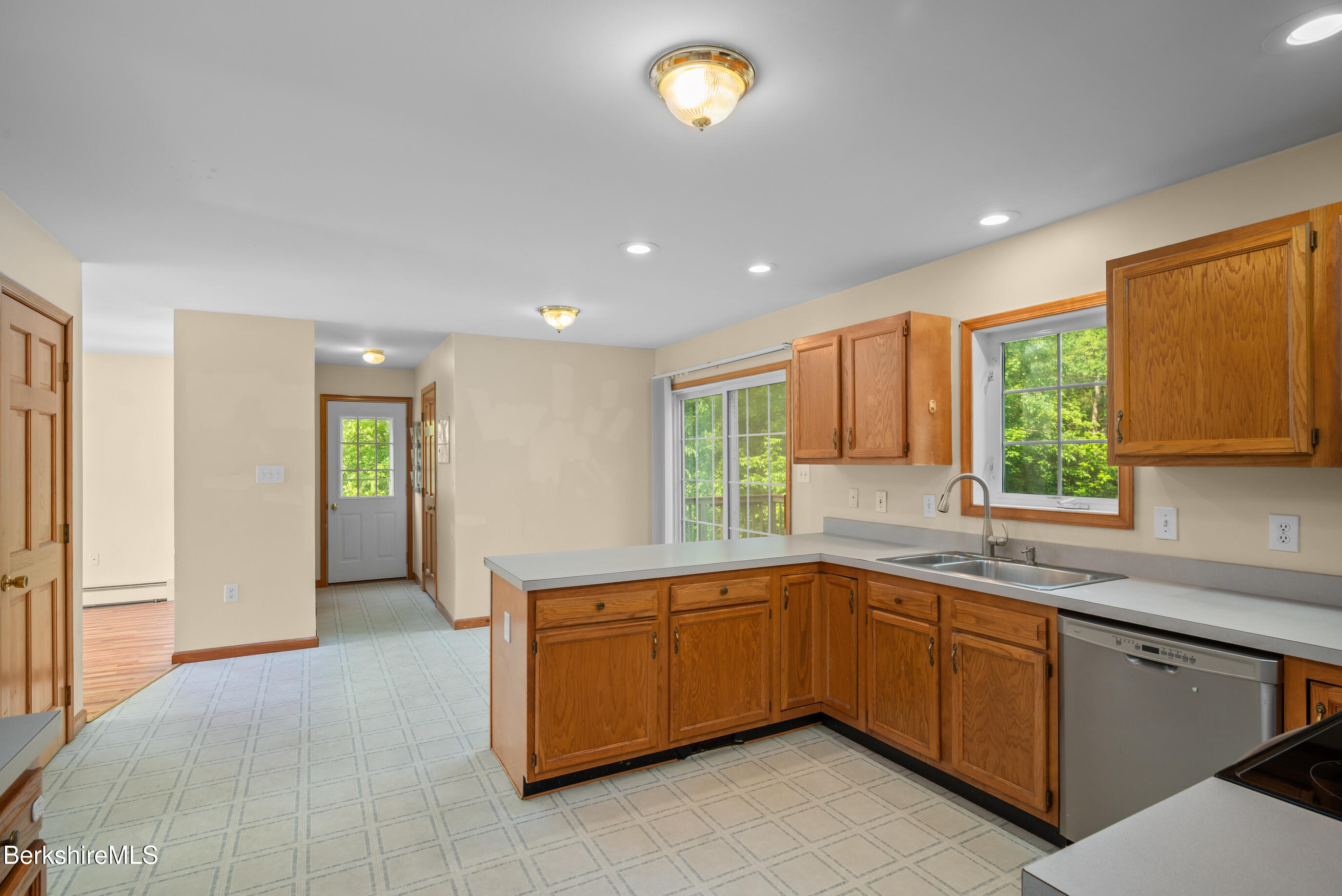 518 Water St, Williamstown, Massachusetts image 11