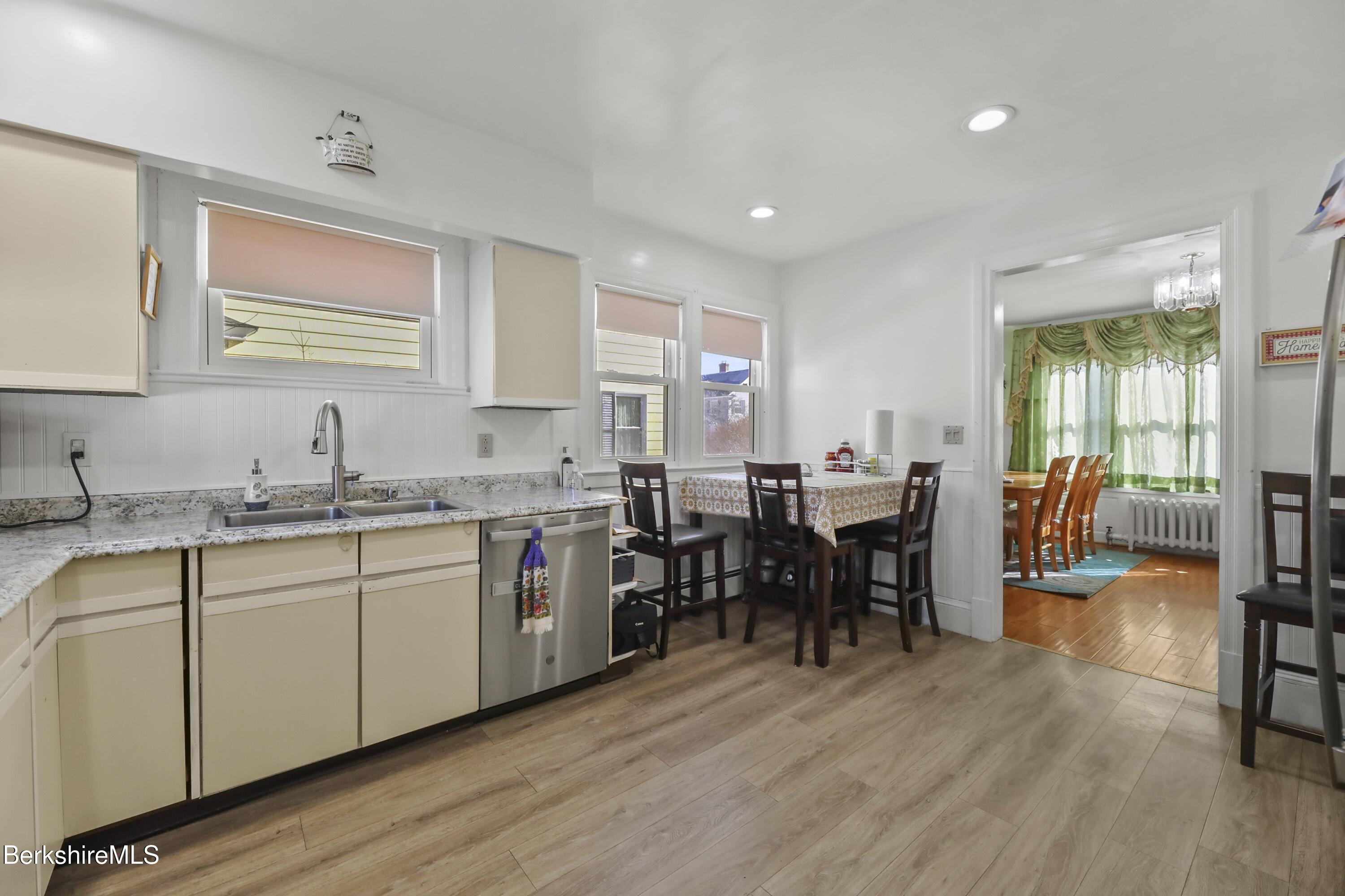 Pittsfield, Massachusetts 01201, United States, 5 Bedrooms Bedrooms, ,3 BathroomsBathrooms,Residential,Active,94284