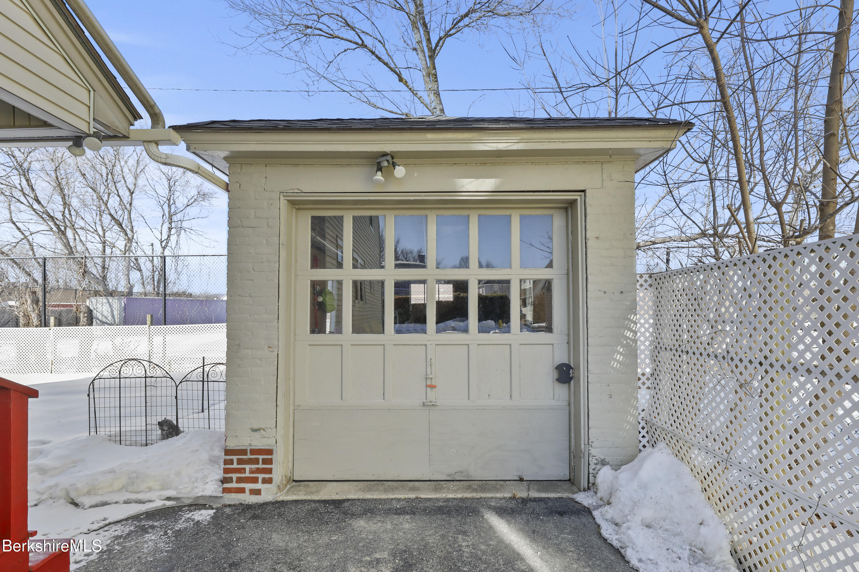 Pittsfield, Massachusetts 01201, United States, 5 Bedrooms Bedrooms, ,3 BathroomsBathrooms,Residential,Active,94284