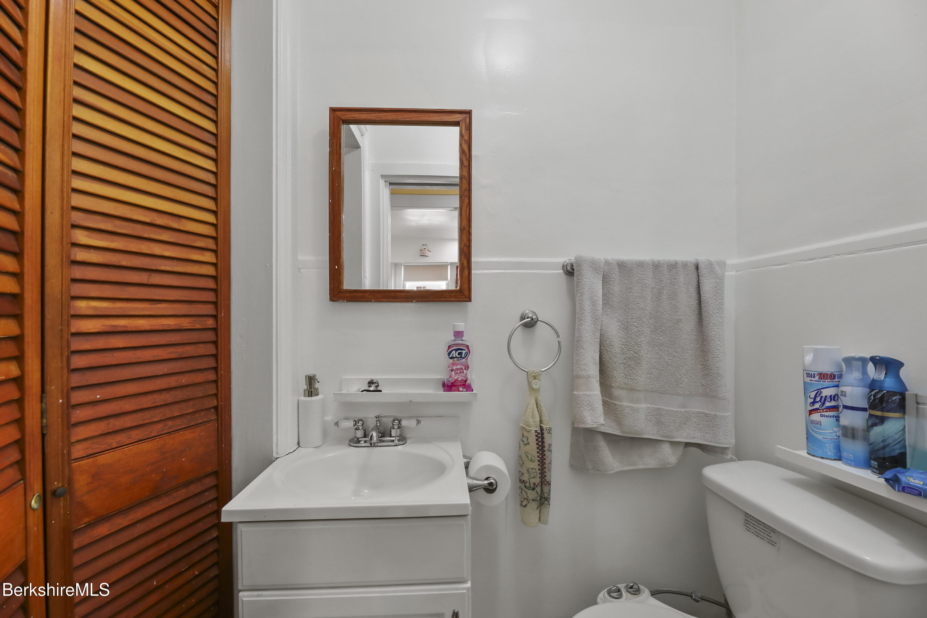 Pittsfield, Massachusetts 01201, United States, 5 Bedrooms Bedrooms, ,3 BathroomsBathrooms,Residential,Active,94284