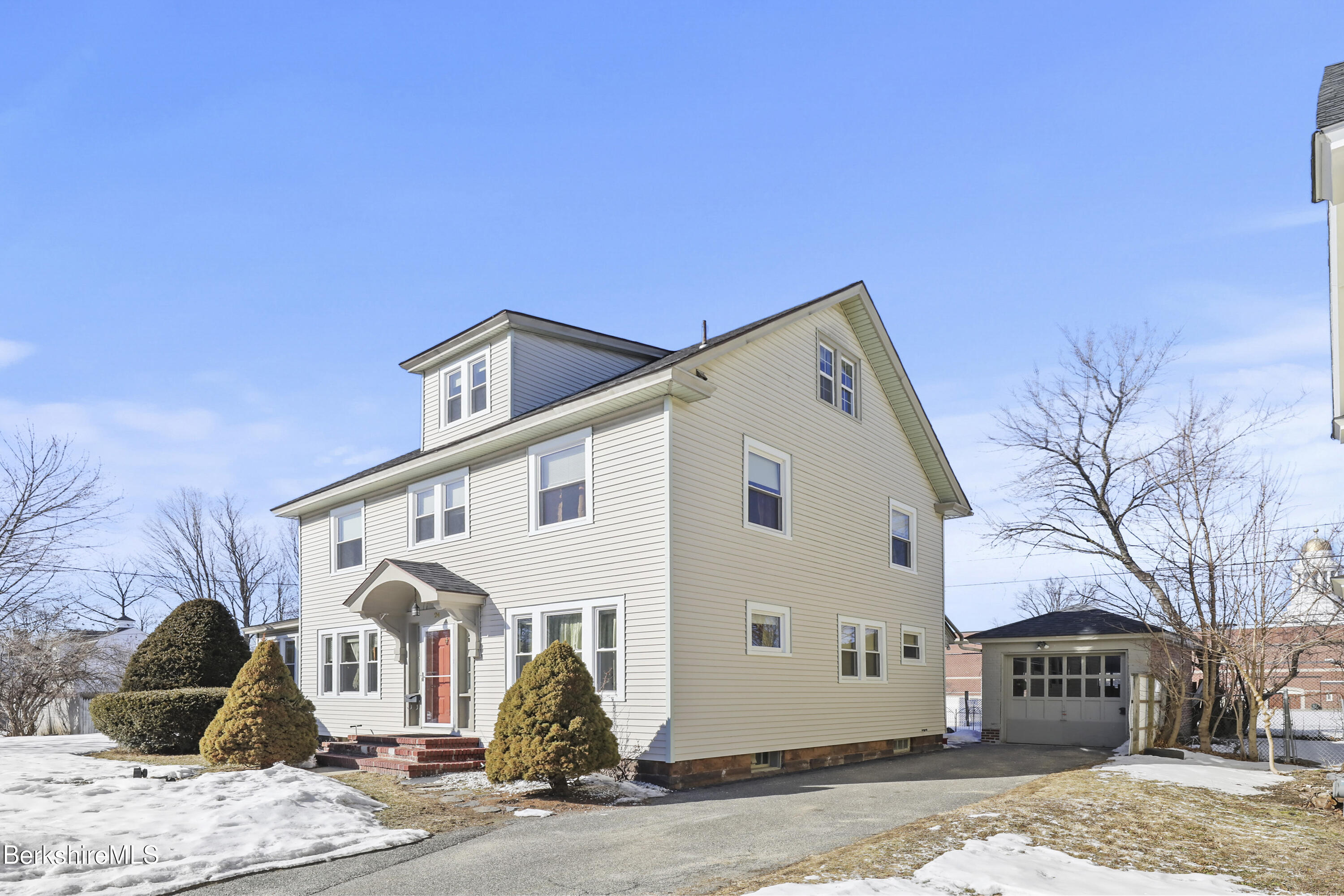 Pittsfield, Massachusetts 01201, United States, 5 Bedrooms Bedrooms, ,3 BathroomsBathrooms,Residential,Active,94284