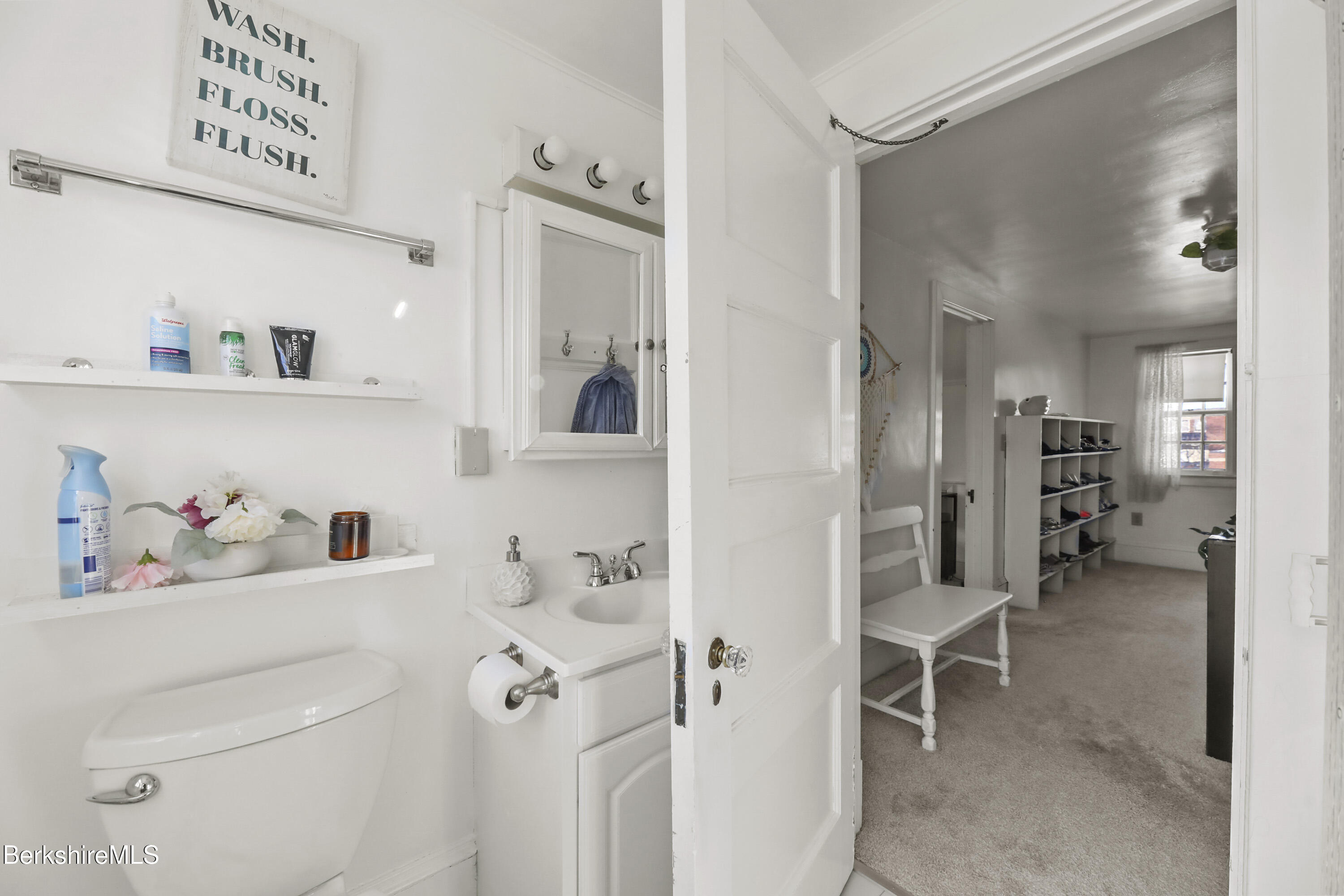 Pittsfield, Massachusetts 01201, United States, 5 Bedrooms Bedrooms, ,3 BathroomsBathrooms,Residential,Active,94284